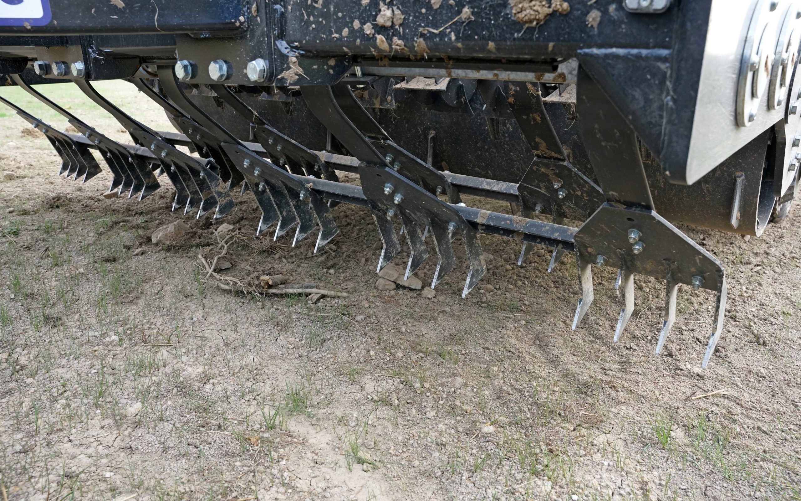 Initial levelling is performed by a hydraulically adjustable set of tines