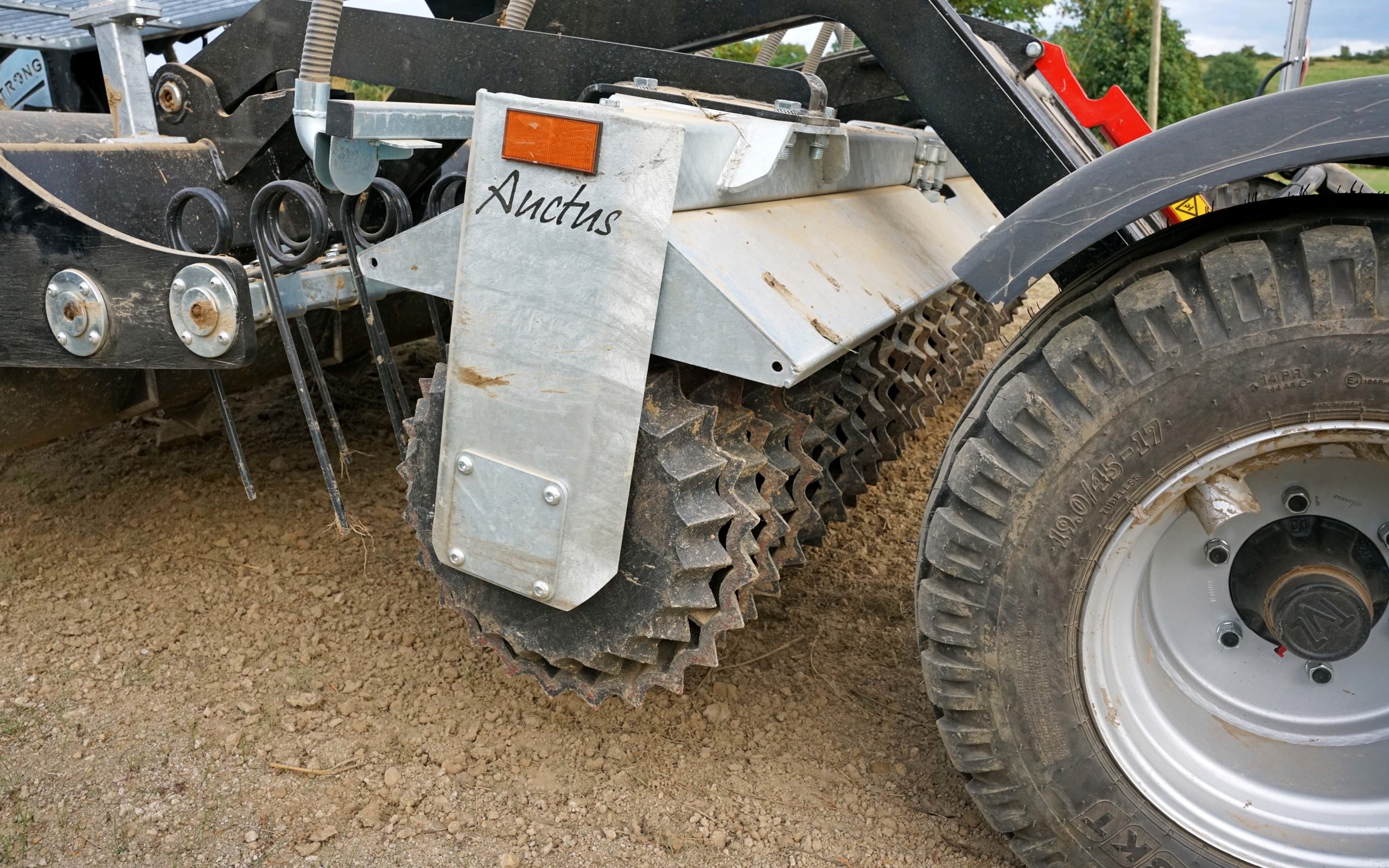 A rear packing roller ensures good contact between seed and soil