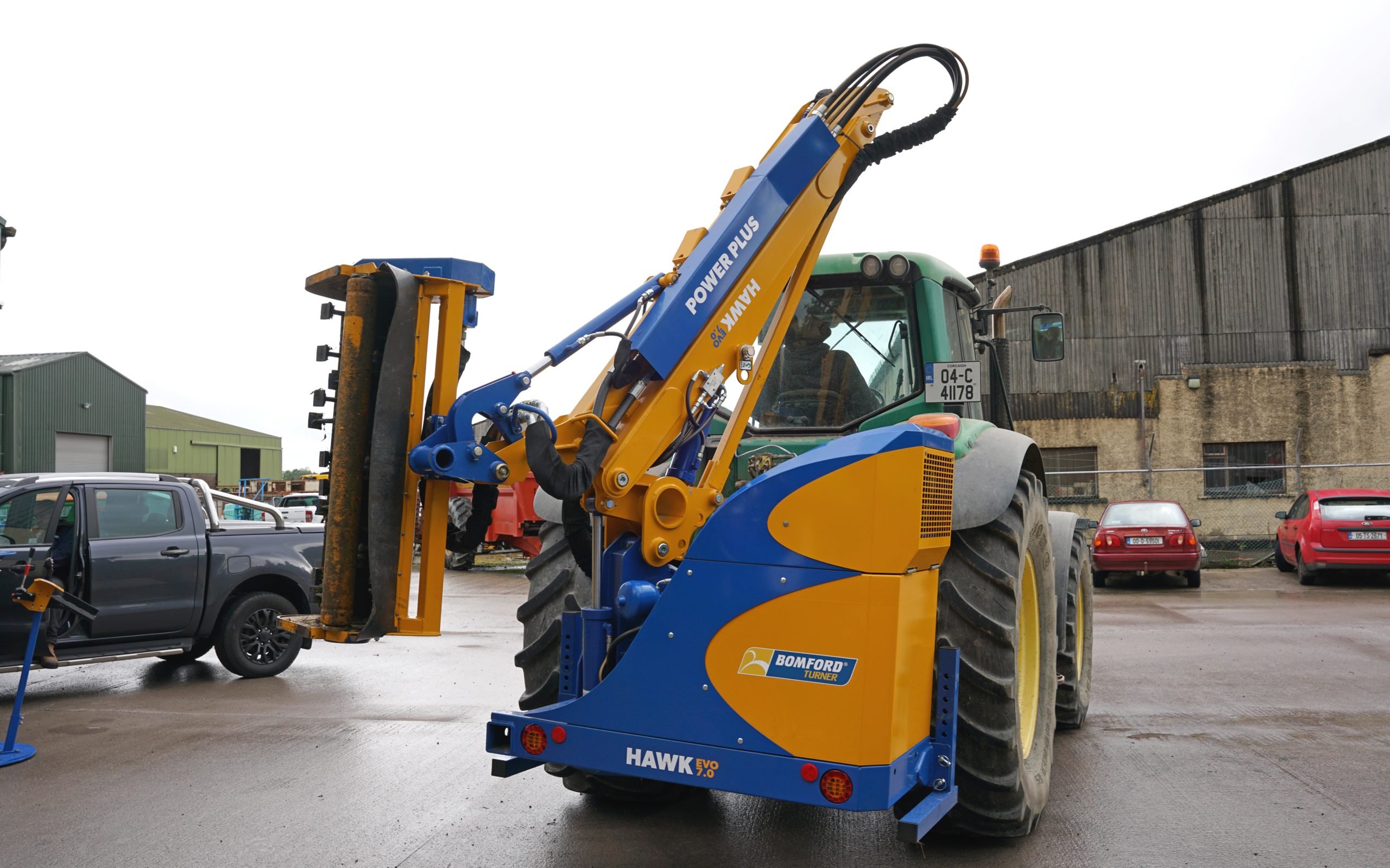 At the higher end of the range, the arm can be slewed in work and for transport