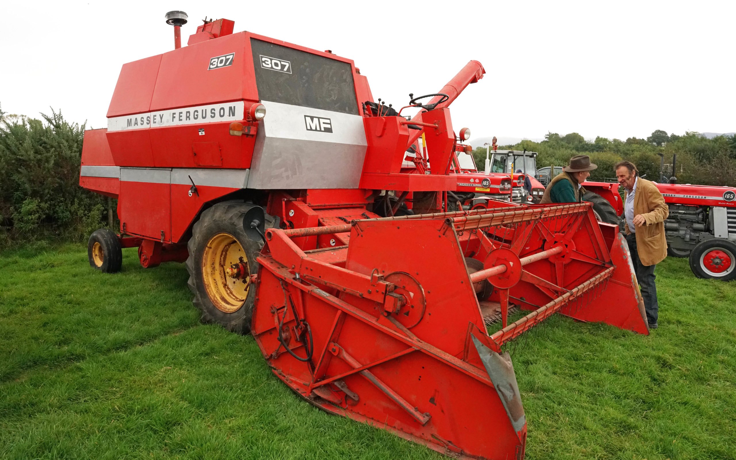 Introduced as a replacement for the 59hp, three straw walker 685, the 307 arrived in 1967 with the same 2.5m cut but it hah an additional walker and a 2,300l grain tank. Engine power is increased to 76hp although the drum retains its width of 810mm