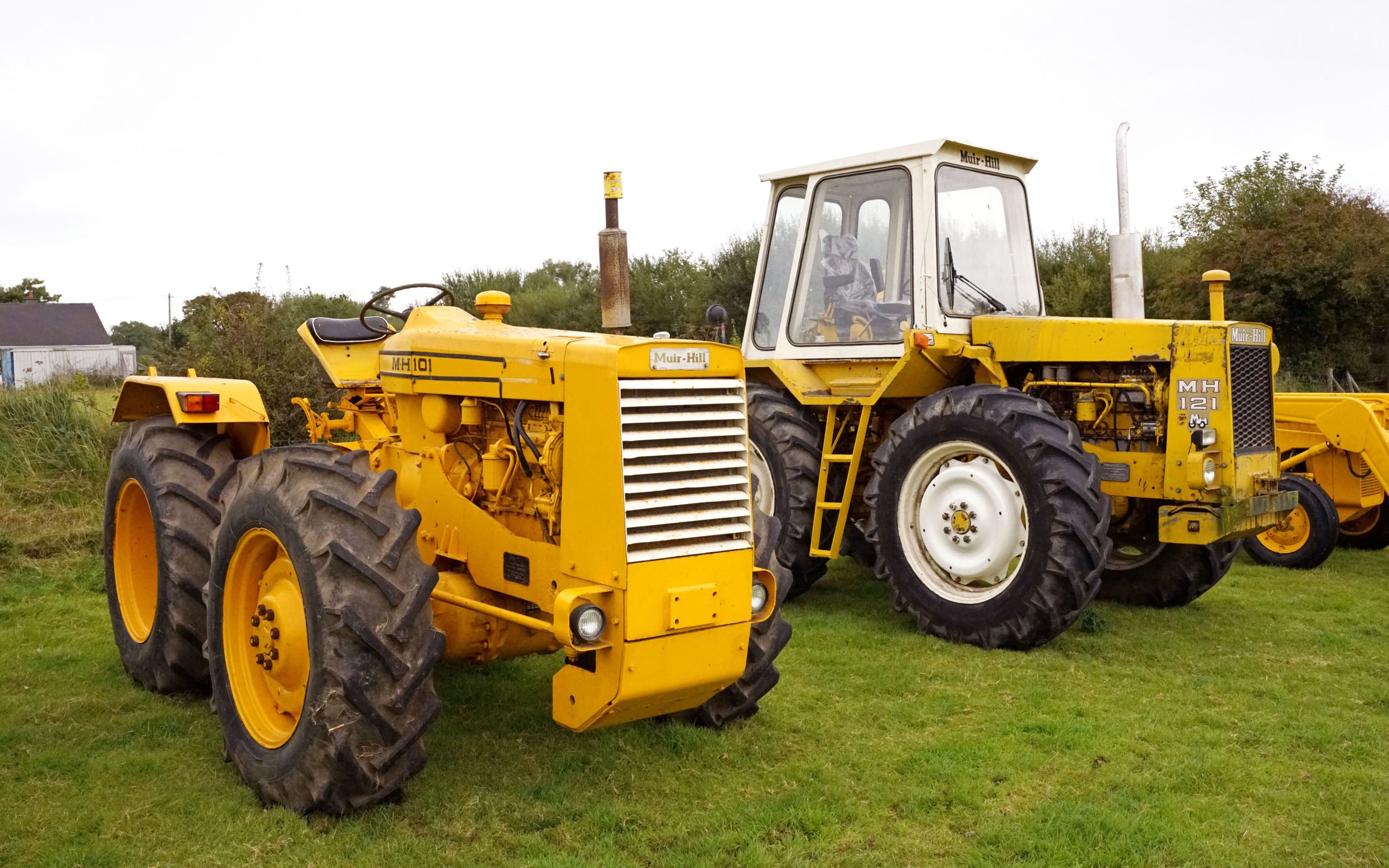Often considered as a rival to the County conversions, Muir Hill tractors relied on the Ford straight six industrial engine. However, they differed from County in that they were designed as dual purpose machines for both agriculture and construction purposes
