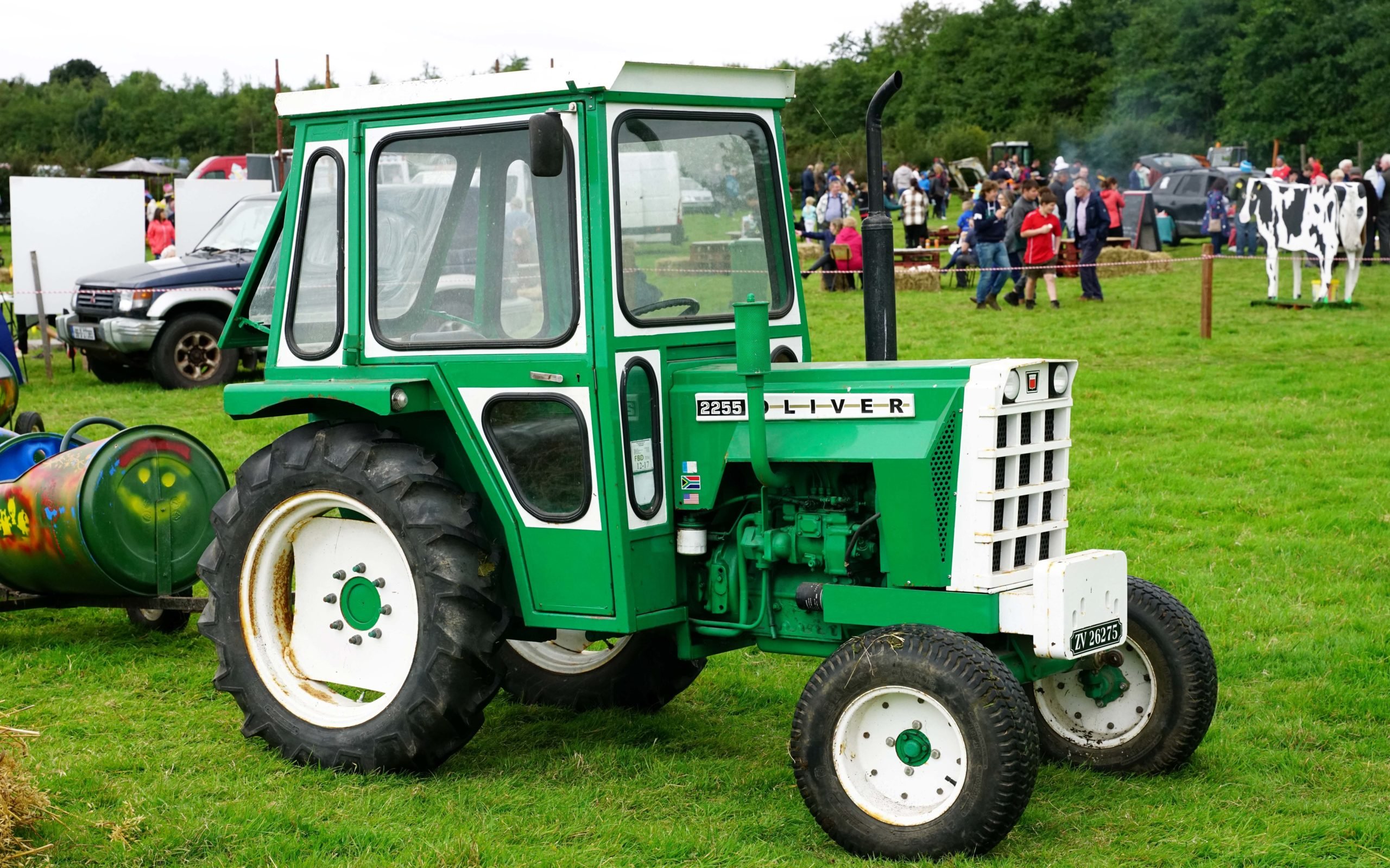 Although carrying the bold claim to be the Oliver 2255 of 163hp, this tractor is more likely to be the 1255 of 42hp, built by Fiat and shipped in the bright green of the American company between the years 1969 and 1971