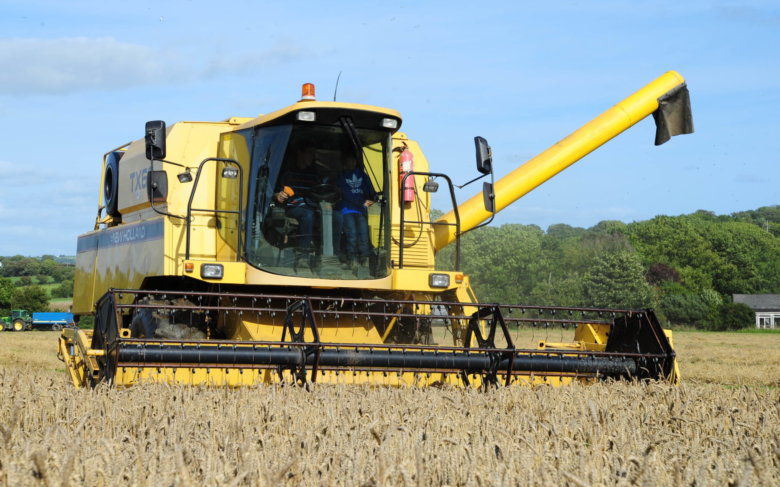 The popular New Holland TX series relied on a group of four threshing drums and straw walkers rather than larger rotors