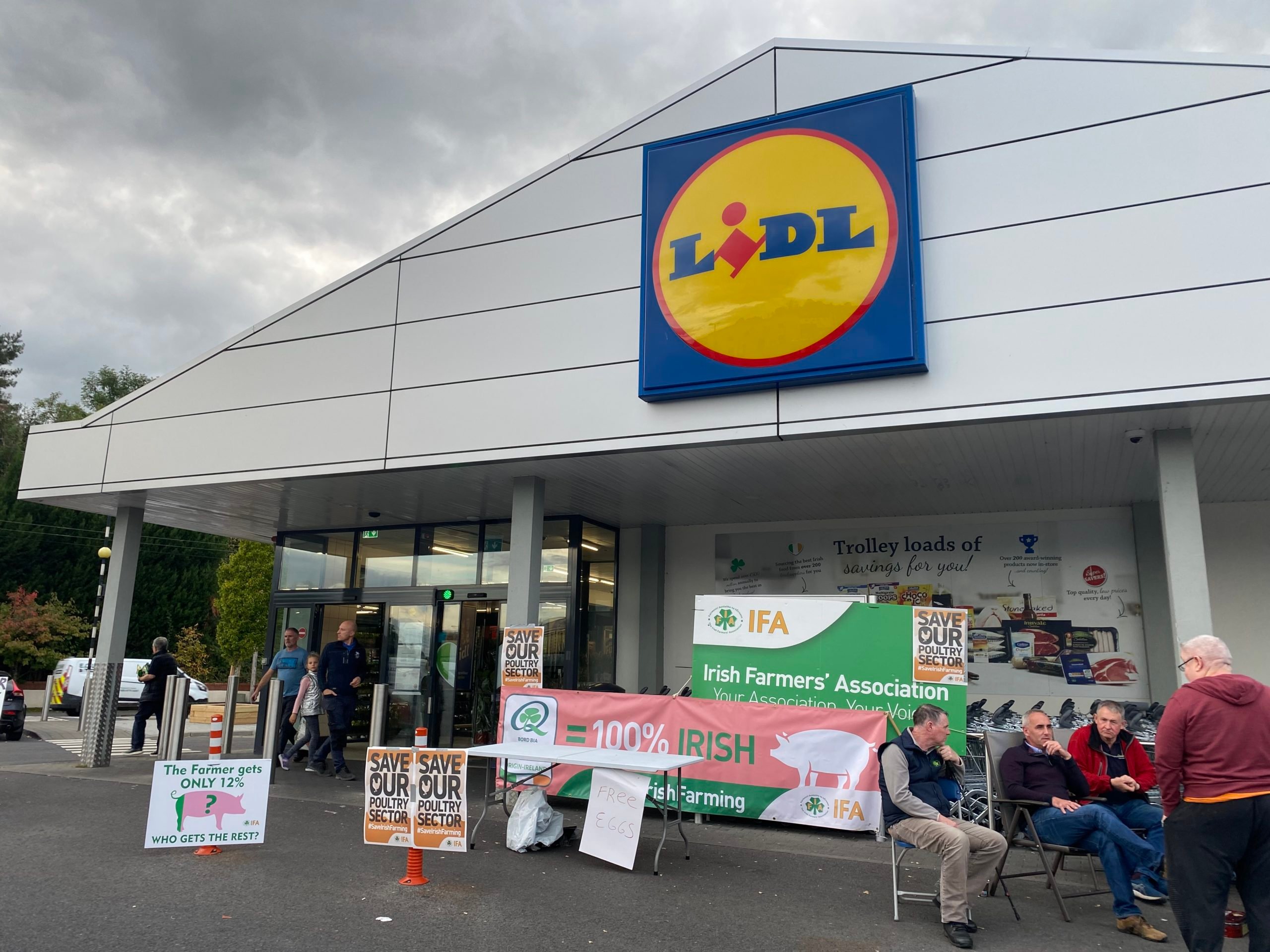 Protesters gather outside Lidl in Cavan town. Photo: Agriland