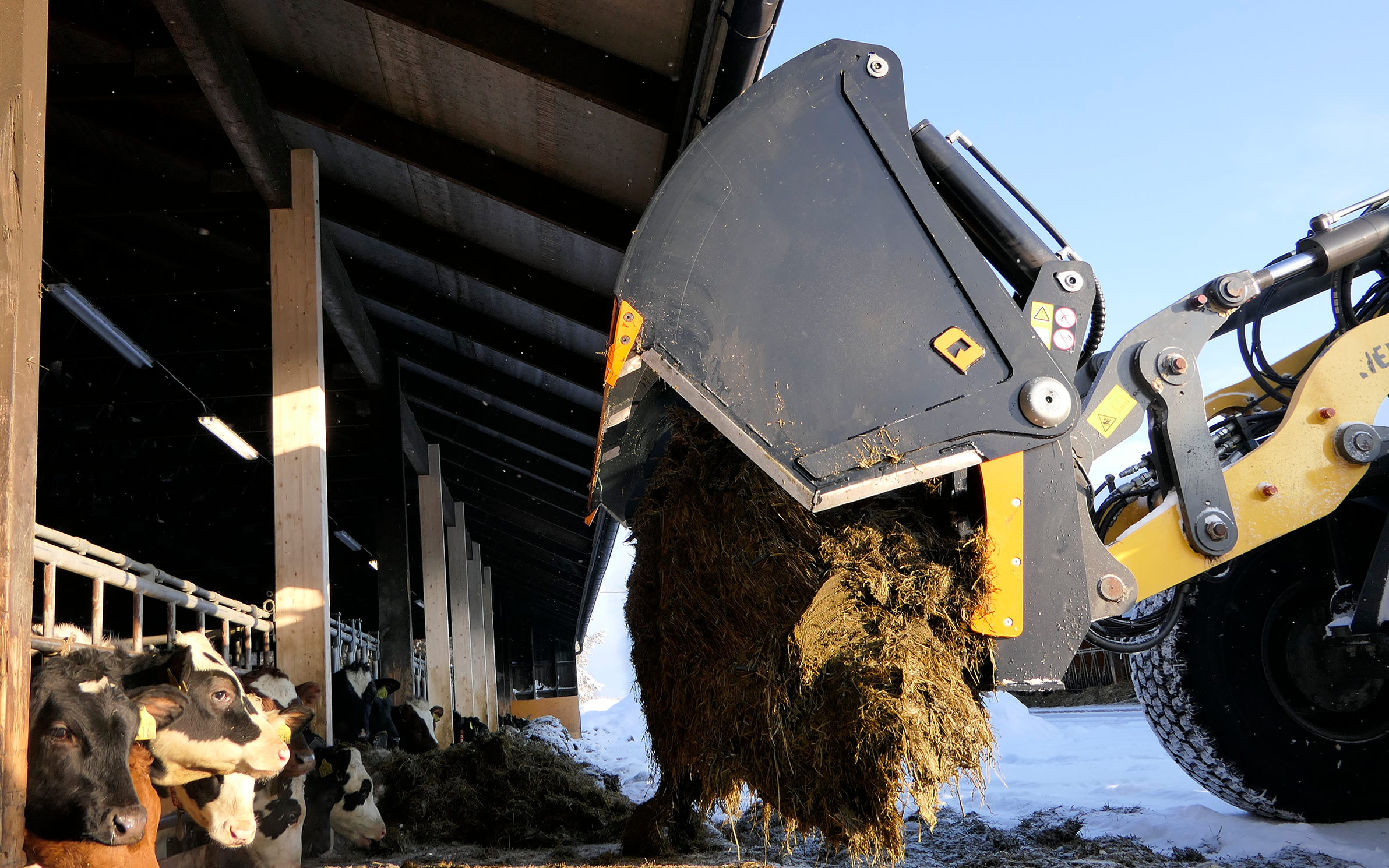 The push out mechanism allows the bucket to be emptied without tipping it
