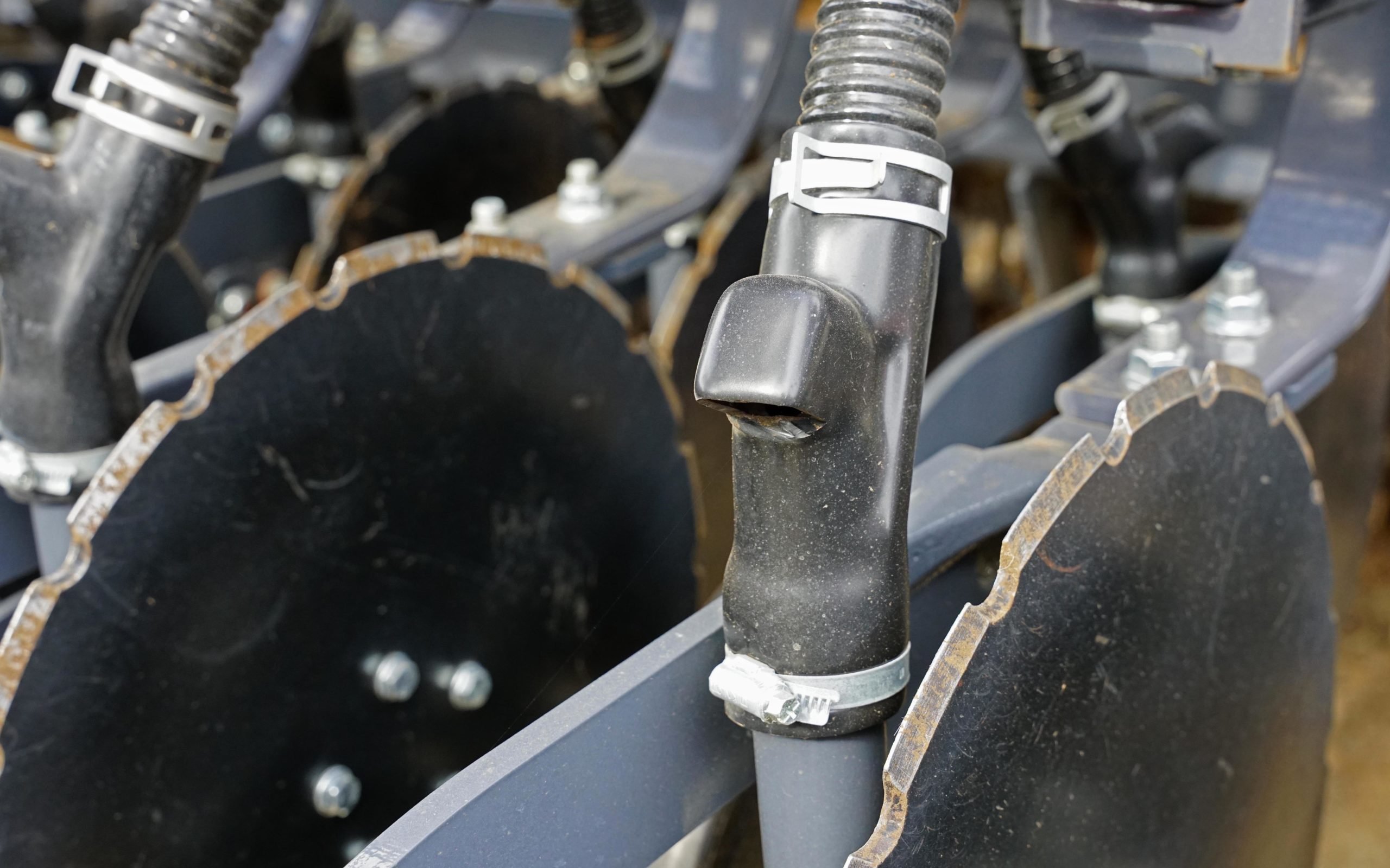 An exhaust port relieves the air pressure once the seed reaches the coulter chute