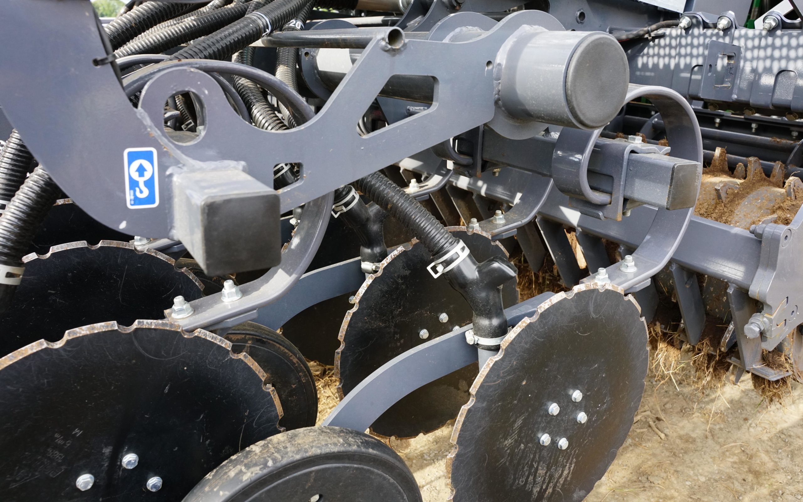 Each coulter bar can apply up to 100kg pressure across the drill width. Generous spacing of the coulters reduces the chance of blockage