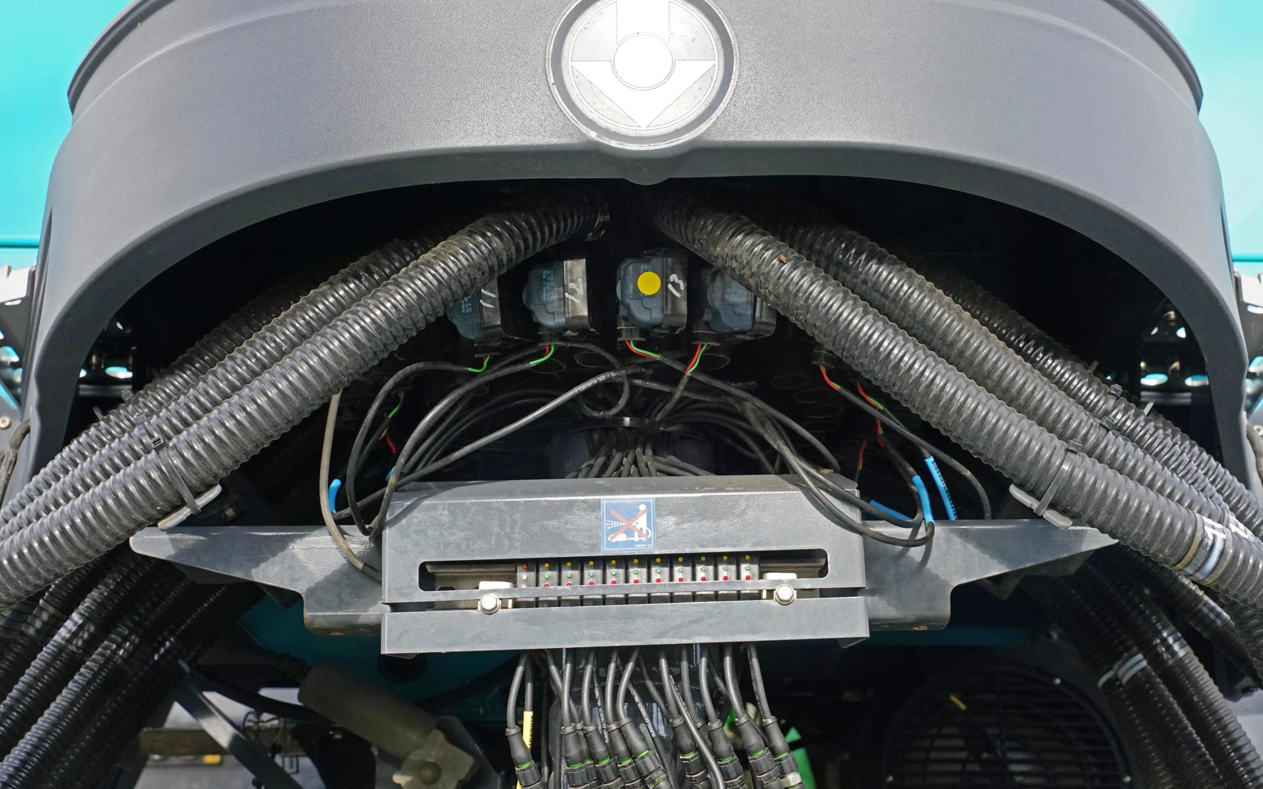 The seed distribution system is prtected by a cover and was engineered in conjunction with Airbus