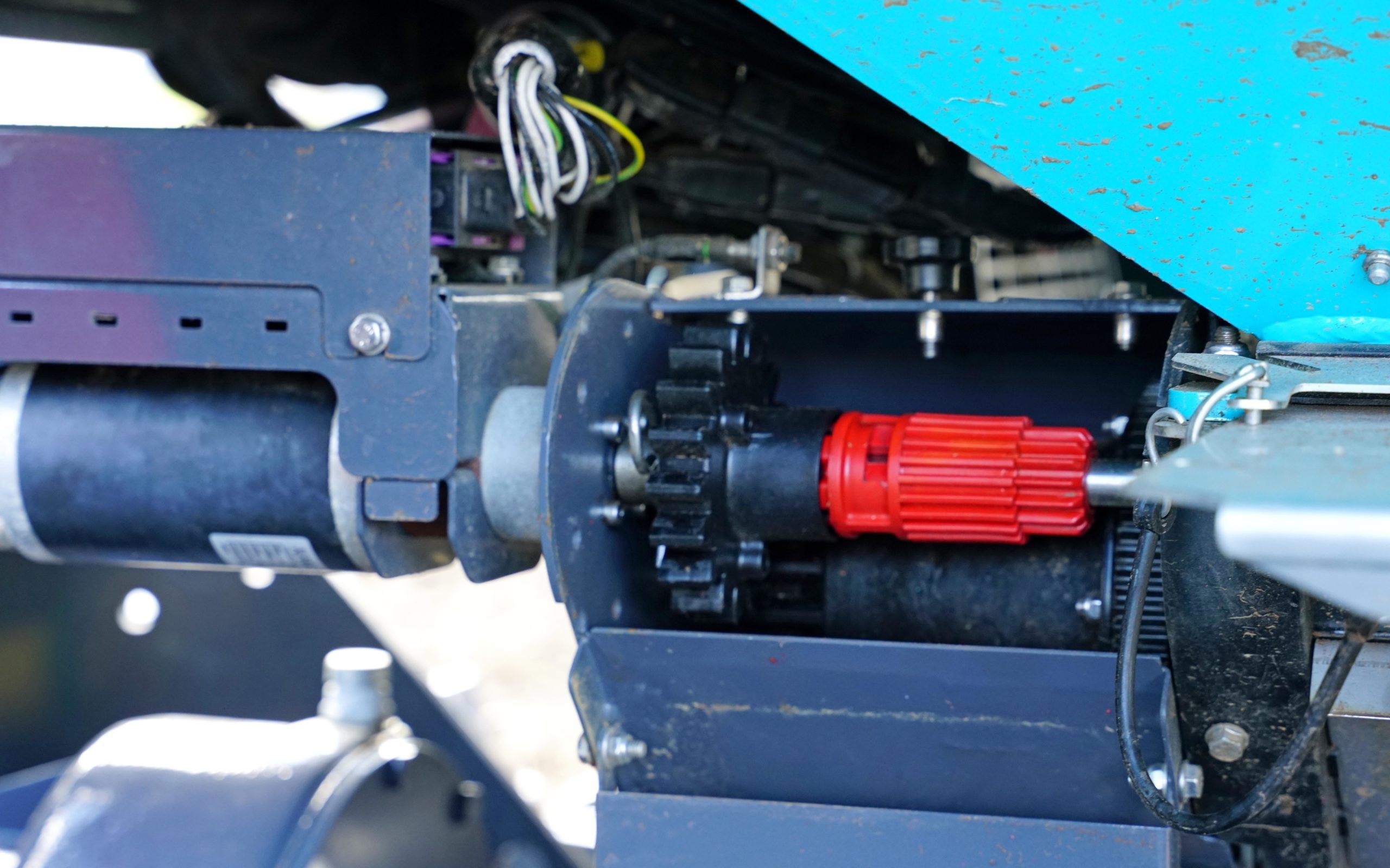 Sliding the red cog across the shaft alters the gear ratios in the metering unit for low seed rates
