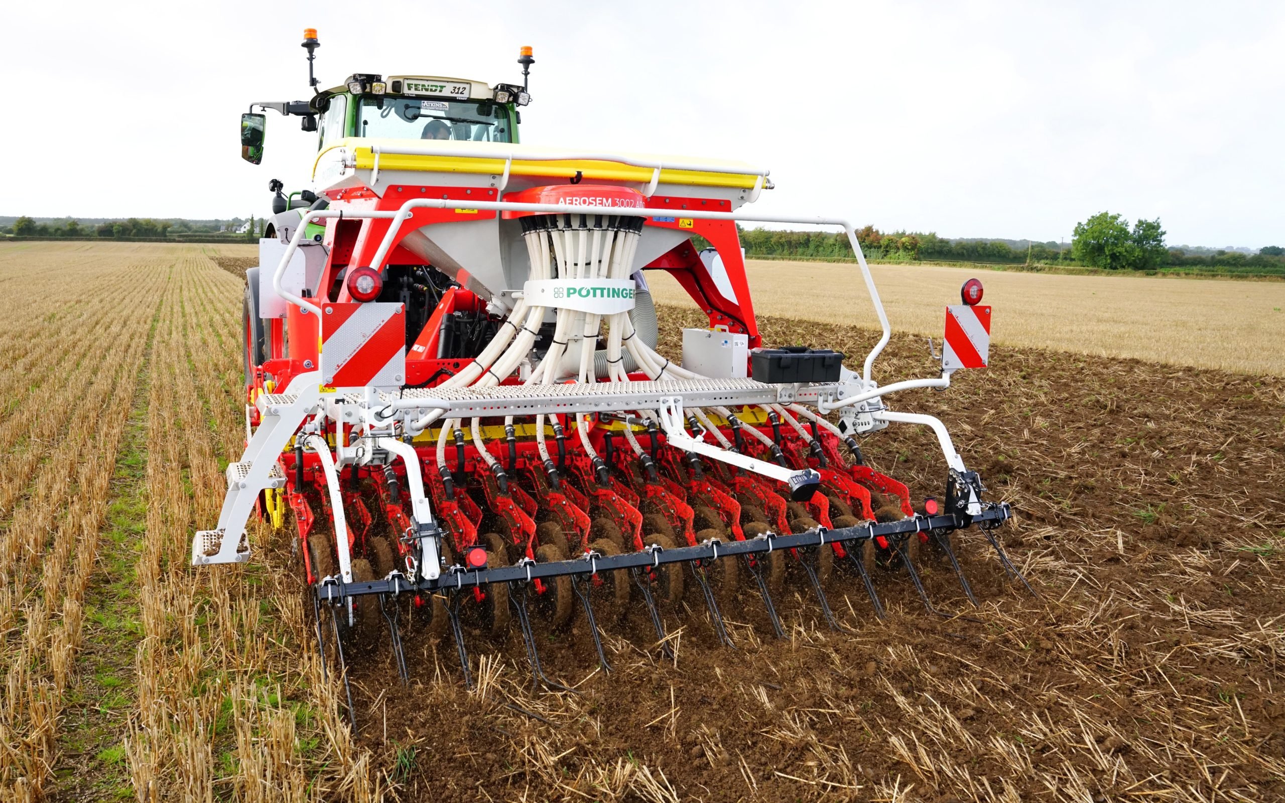 The Fox 300 D can be used in minimum cultivation systemusing only the discs is when the soil conditions are right