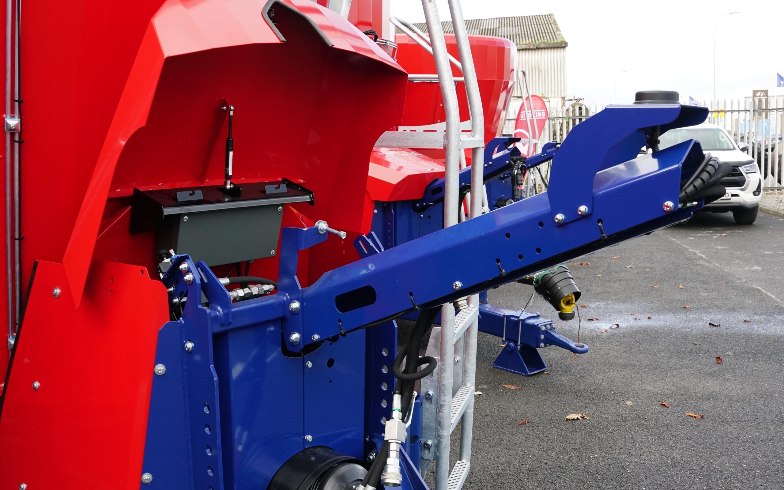 The antenna for the ISOBUS compatible data transfer system is sited atop the hydraulic hose support