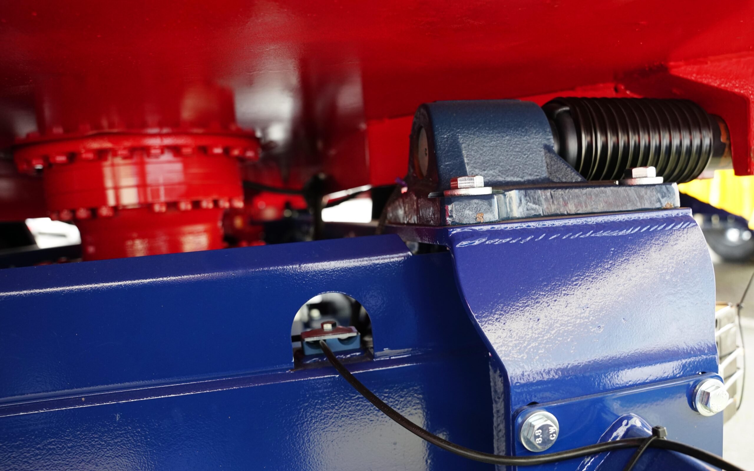 The weigh cells connect the body to a rigid box frame chassis