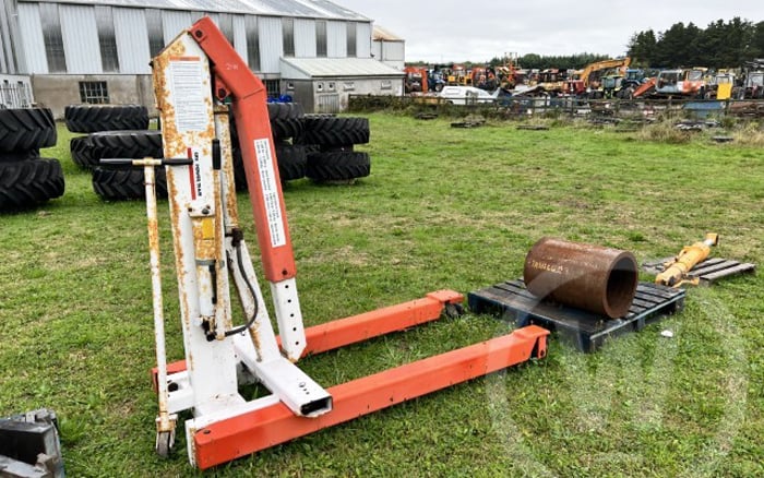Another essential in many a workshop is an engine crane. This SPX Power Team unit has a lifting capacity of 2t