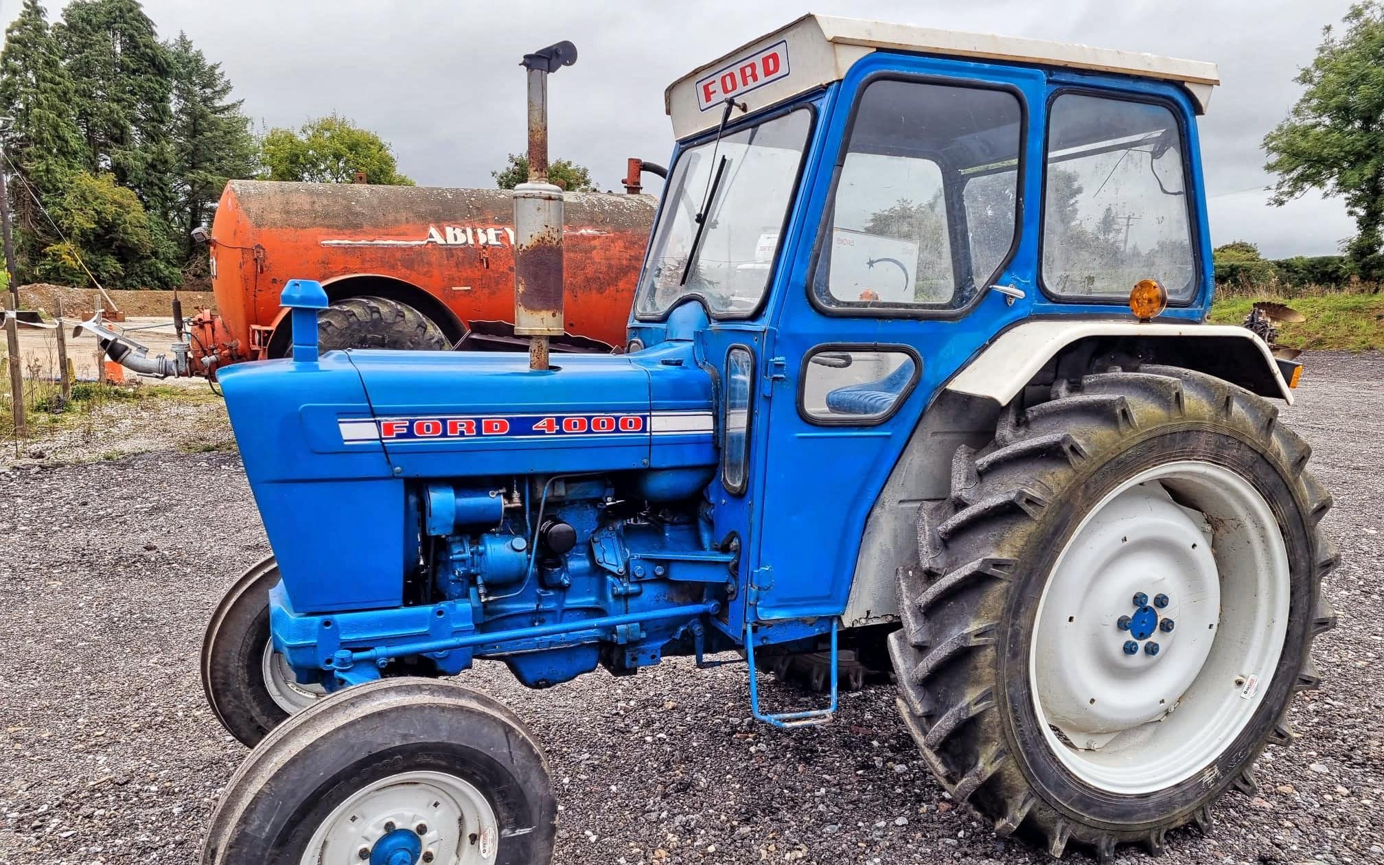 This freshly painted Ford 4000appears to still have a good working life ahead of it. It brought in €7,000