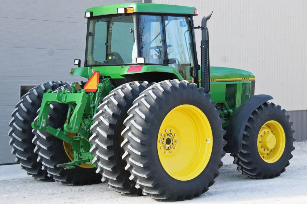 Seemingly immaculate from every angle, the tractor has obviously been well cared for