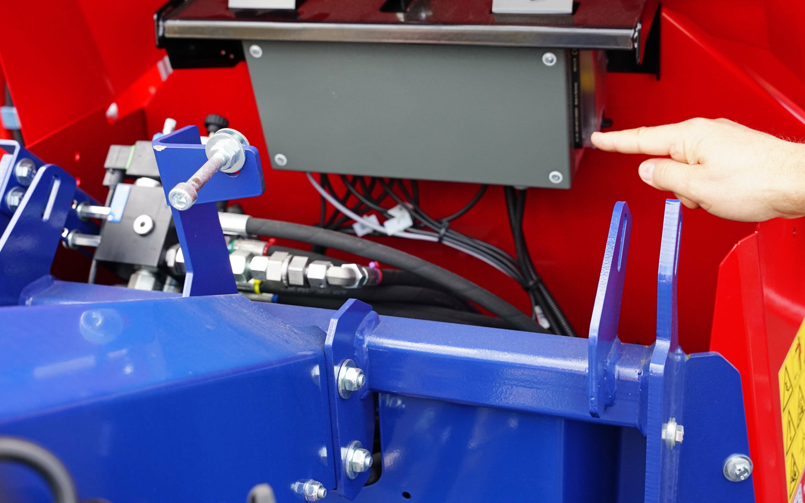 The control box which manages the data is placed above the two speed gearbox