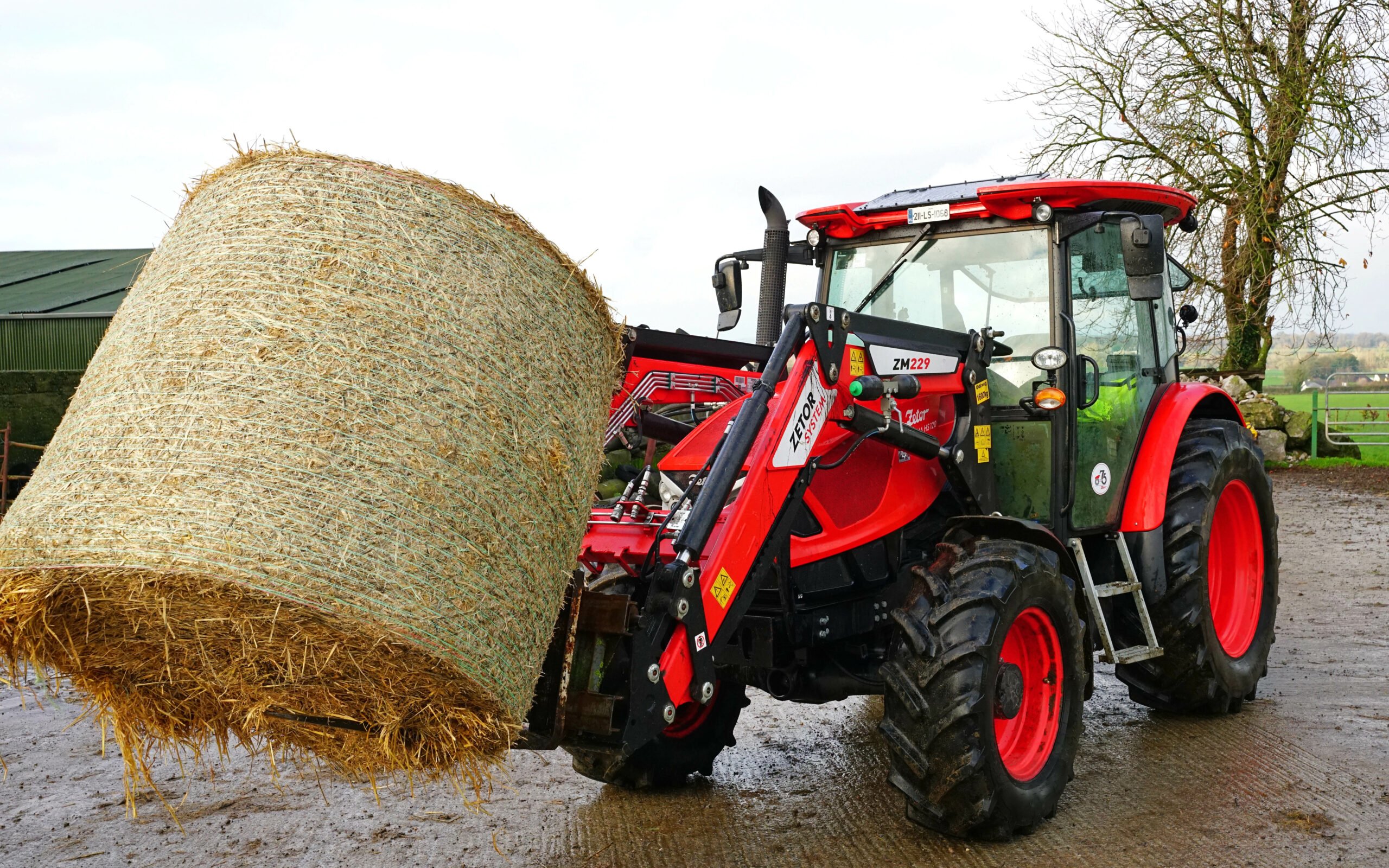 The baling is carried out by a contractor, the bedding by the Zetor