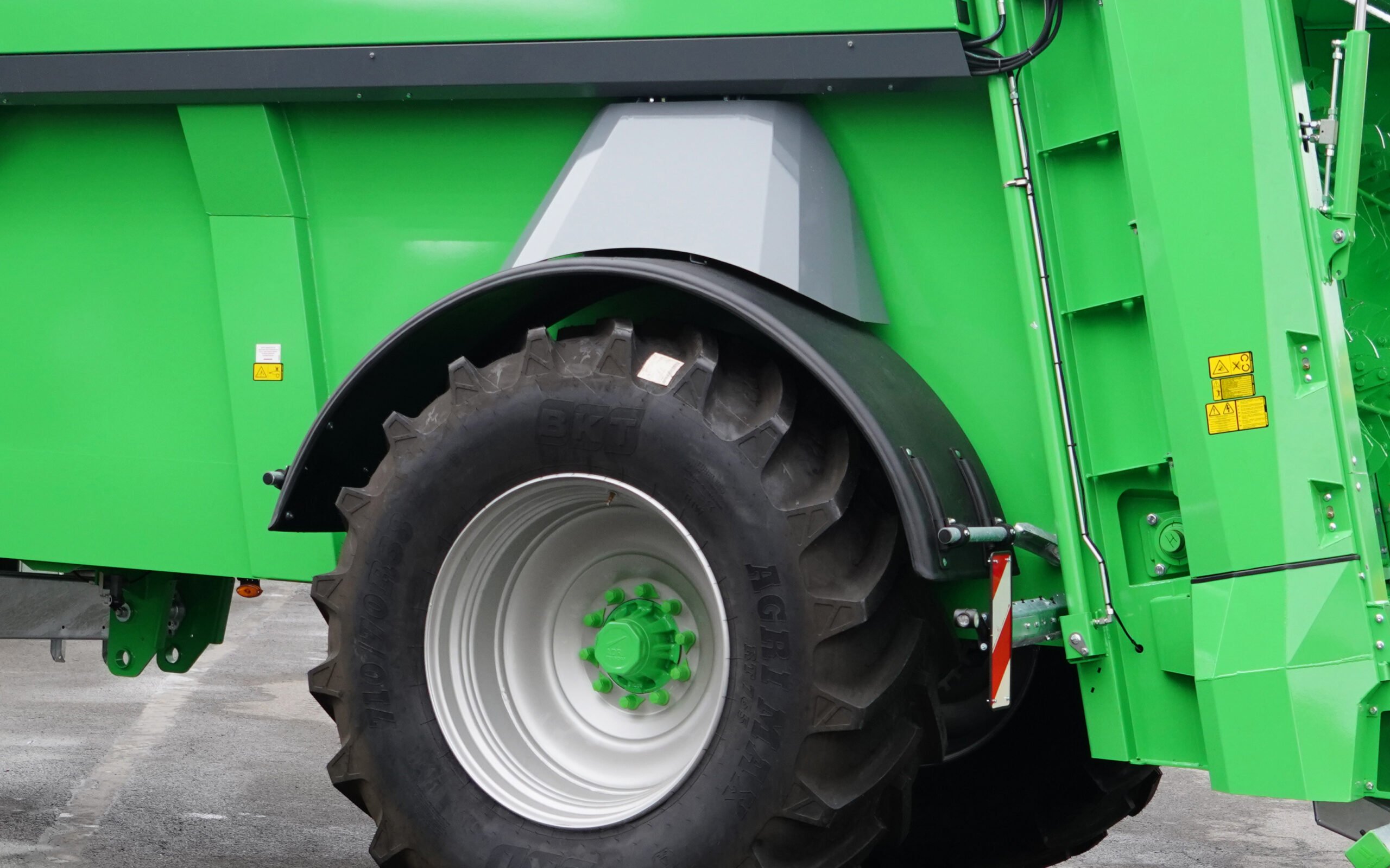 Shaped extensions prevent lodging on top of the mudguards