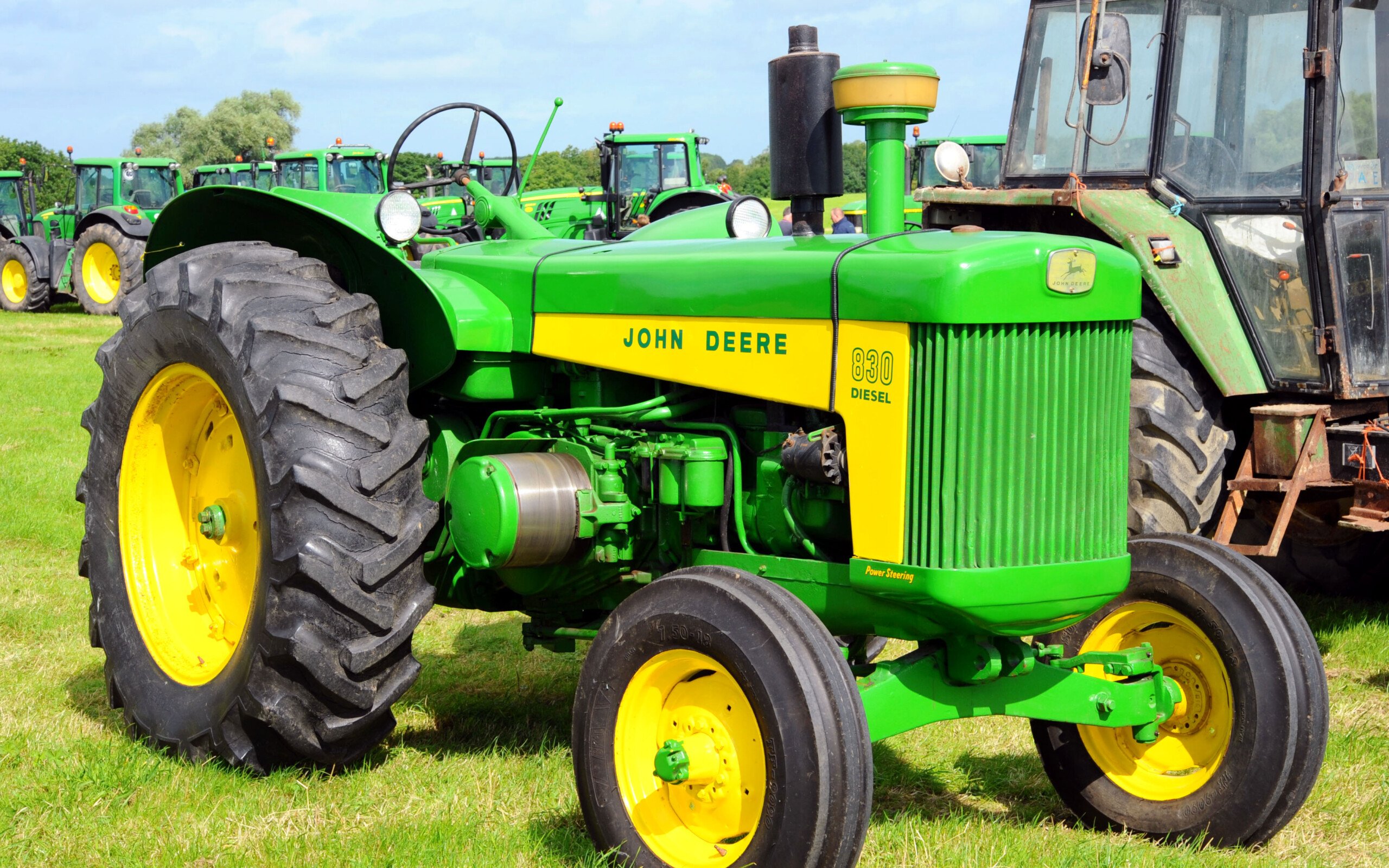 The John Deere 830 was the last in the line emanating from the original A series, the radiator fins were now vertical but were to disappear altogether with the second-generation machines, also designed by Dreyfuss associates