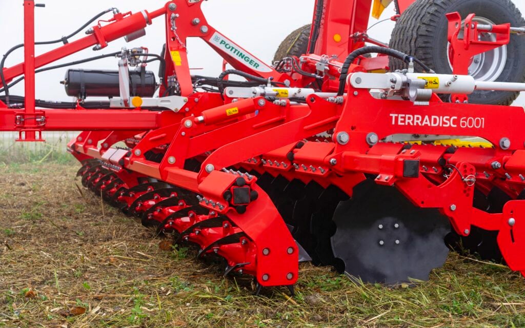 The blades are arranged in spiral patterns around the roller