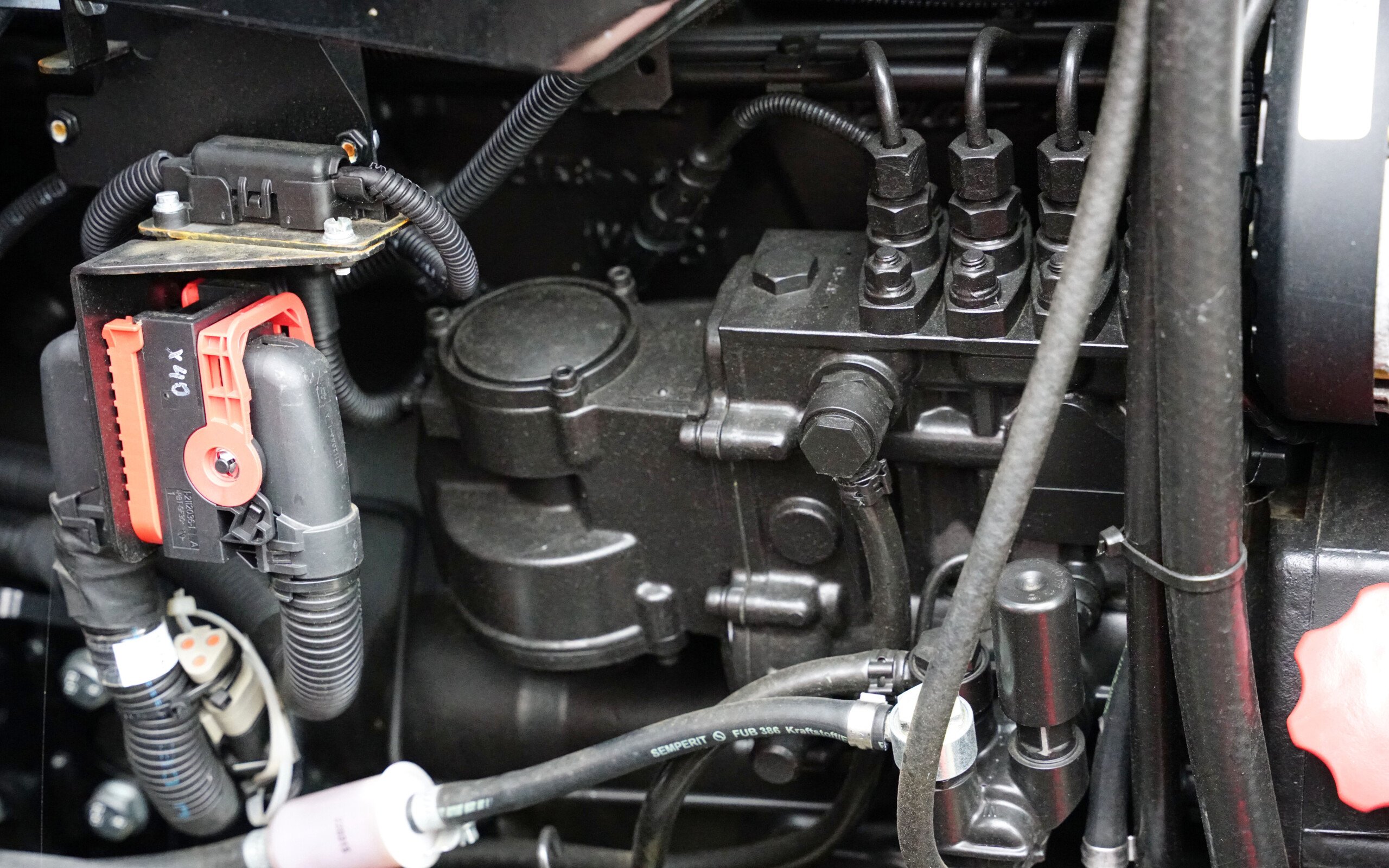 Zetor's own engines are simply equipped with injection pump and electronic actuator , rather than a common rail system, yet fuel consumption remains low
