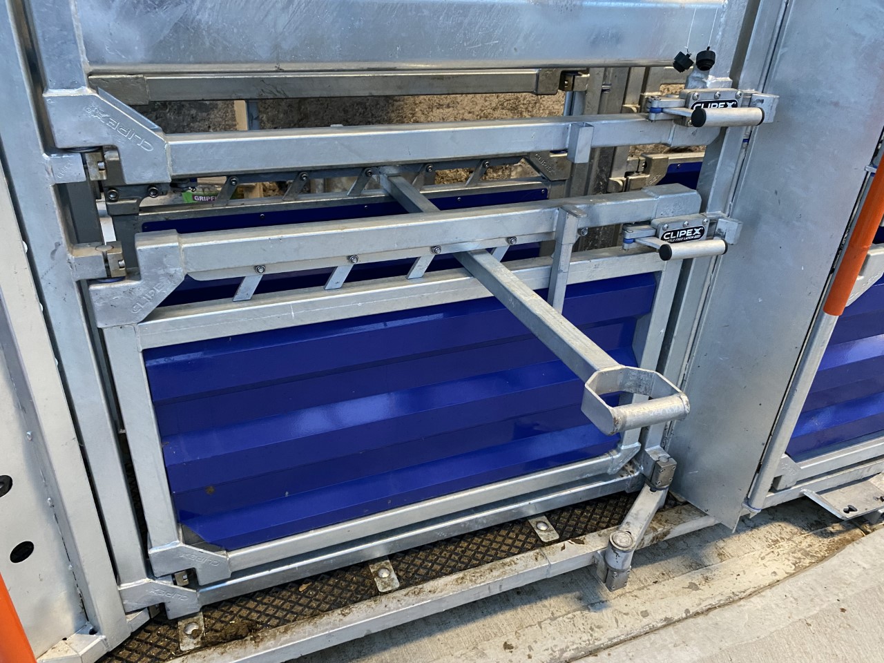 Anti-kick bar