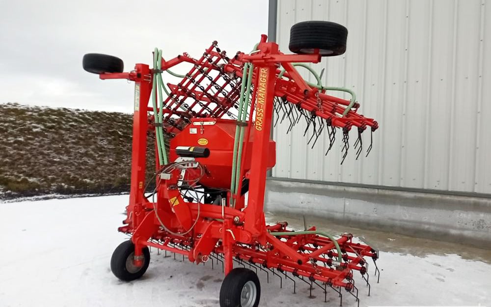 A 2017 Einbock Grass Manager 600 6m hydraulic air seeder brought €7,990 to the sale total