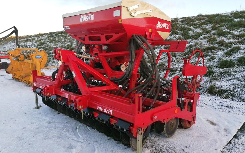 From 2021, this 32-row Moore Uni-Drill in next to new condition made €28,538