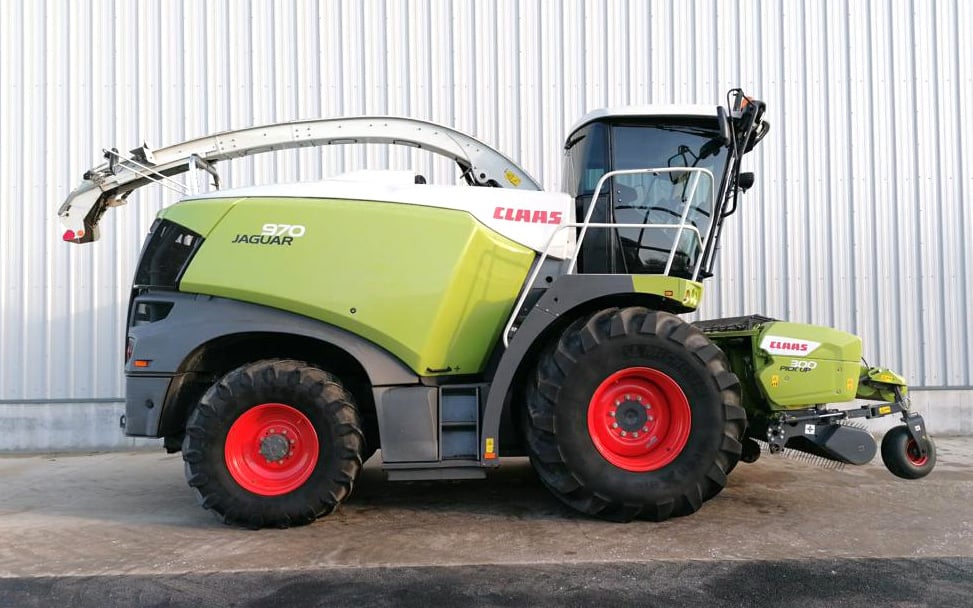 2015 Claas Jaguar 950 4WD forager harvester, 20 knife drum, hydraulic ADJ blower, chute extension. Fitted with year 2018 grass pick-up. Engine hours: 3063, drum hours: 2238