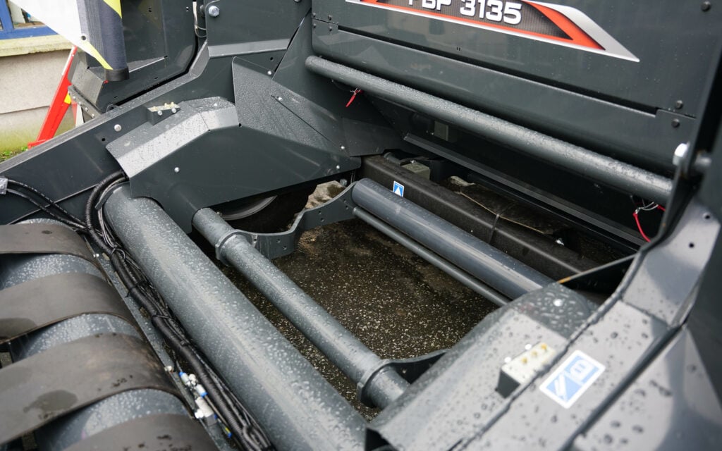 Stability and safe operation on slopes are paramount design objectives and the two-stage transfer system keeps the centre of gravity low while containing the bale while working up or down slopes