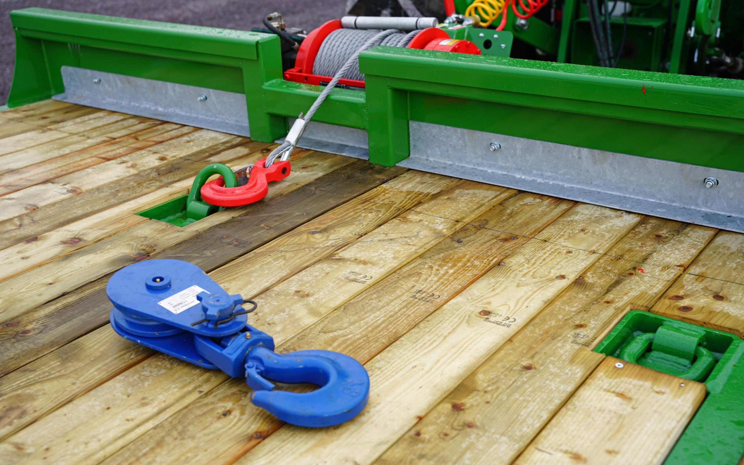 Hydraulic winch with snatch block offers far superior pulling power and speed to 12v electrical types