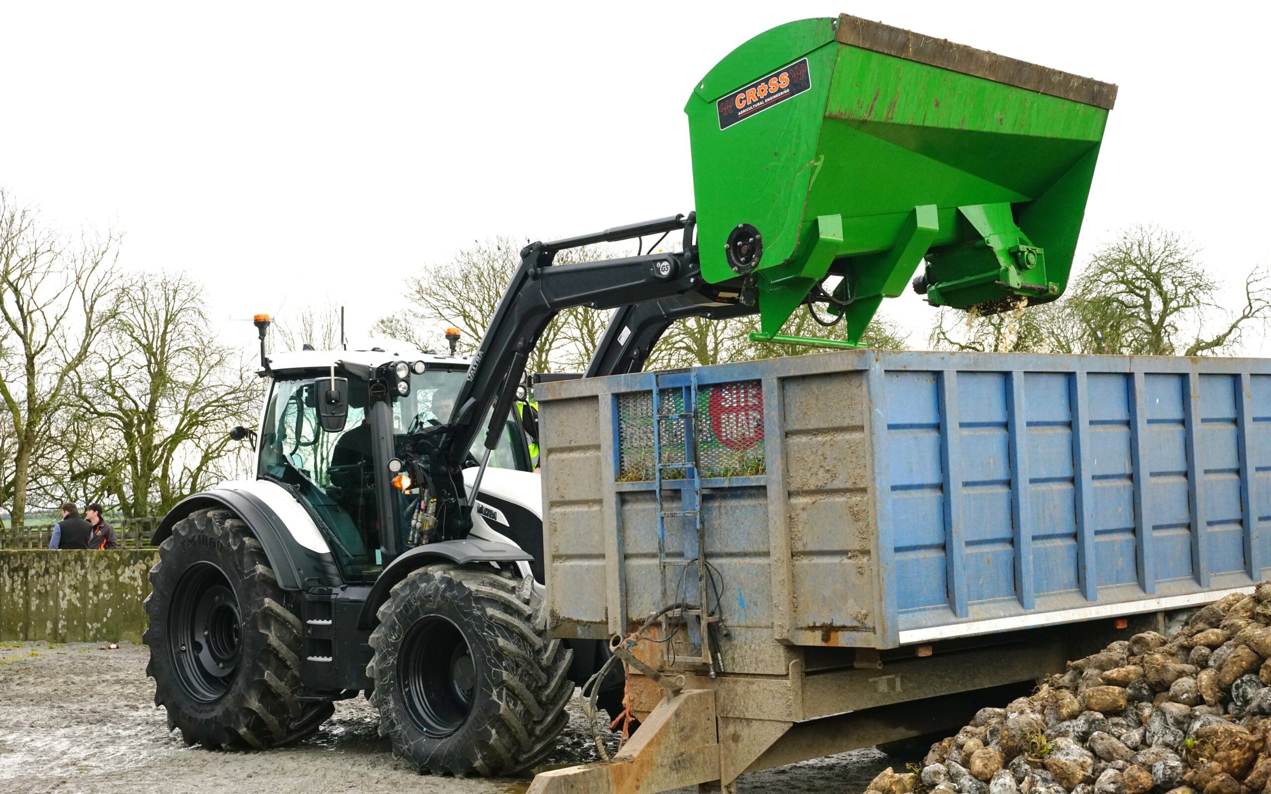 The Quicke built loaders come with a third service for the operation of implements without the need for electrical  switching