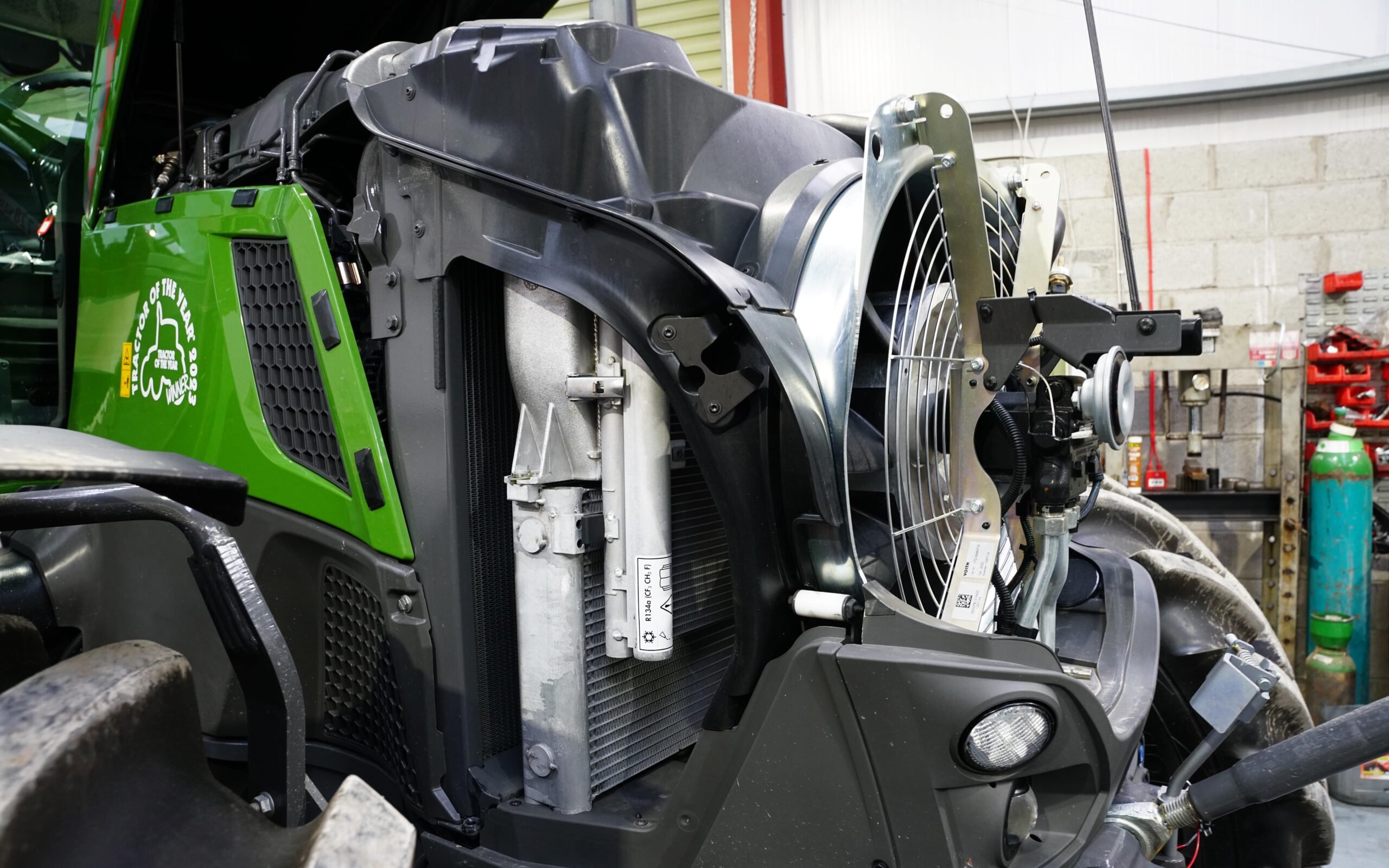 A hydraulically-driven fan rams air into the cooling pack rather than pulling it through from the rear