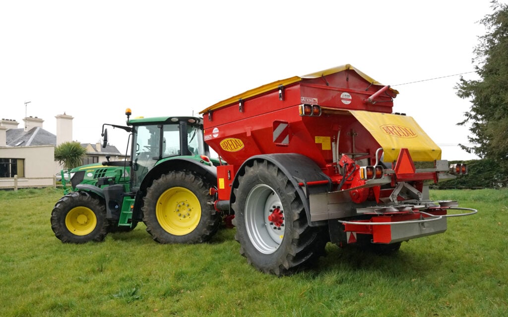 The Bredal spreader and John Deere 6130m are fully equipped for GPS and variable rate spreading