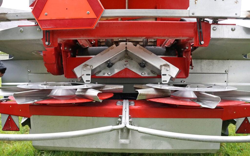 The spreader can be switched from lime to fertiliser by changing the discs