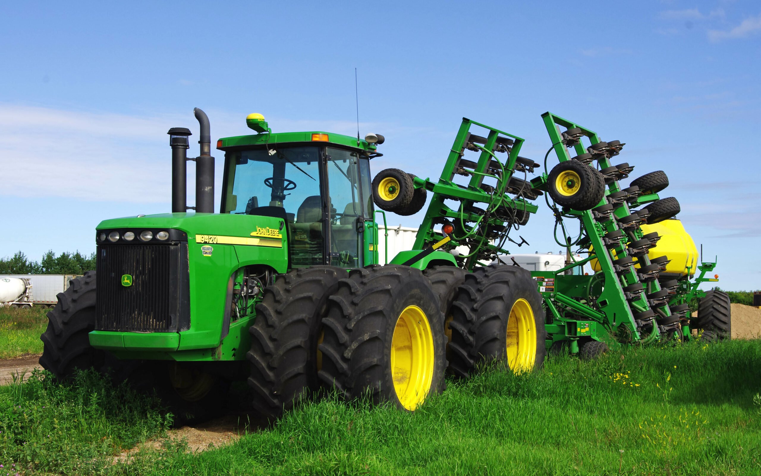 Many North American prairie farmers like their tractors big and simple, enabling them to be fixed in the yard