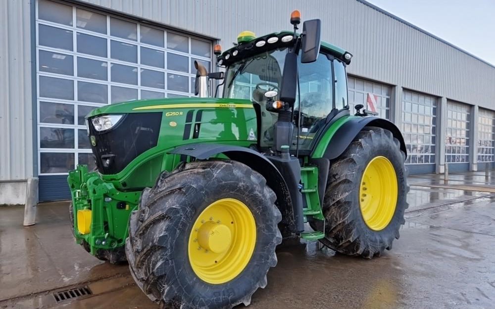 The largest of the tractors on offer was this John Deere 6250R with autosteer and 1,375 hours showing. It made €171,232