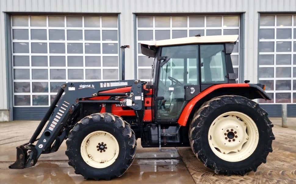 Carrying its years well is this Same 100.4 Silver with a Sigma4 front loader. This was the smaller of the two Silver 100s, a six-cylinder version was also available up until 2004