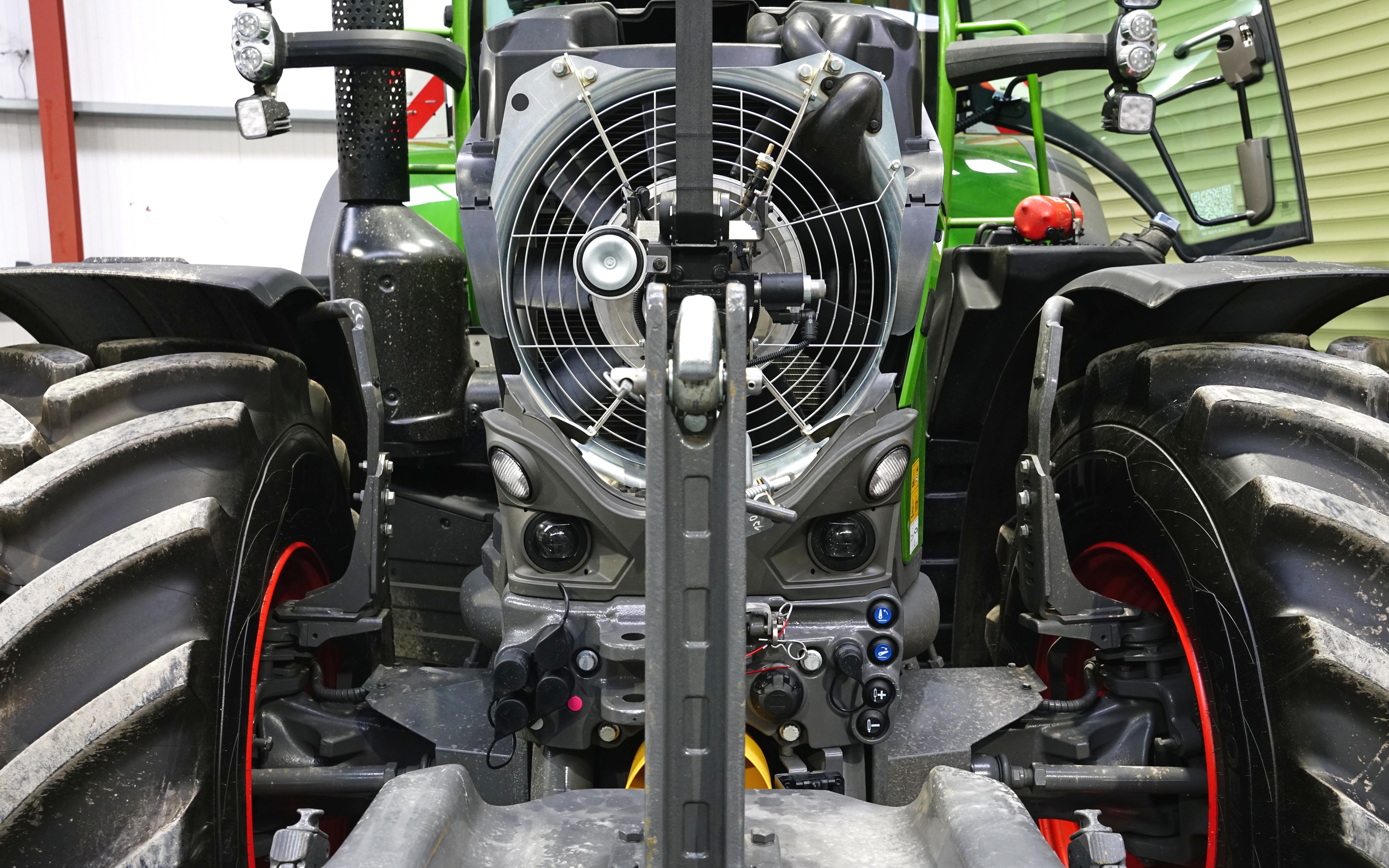 Fendt claims that by blowing air through the cooling pack, its bulk is reduced