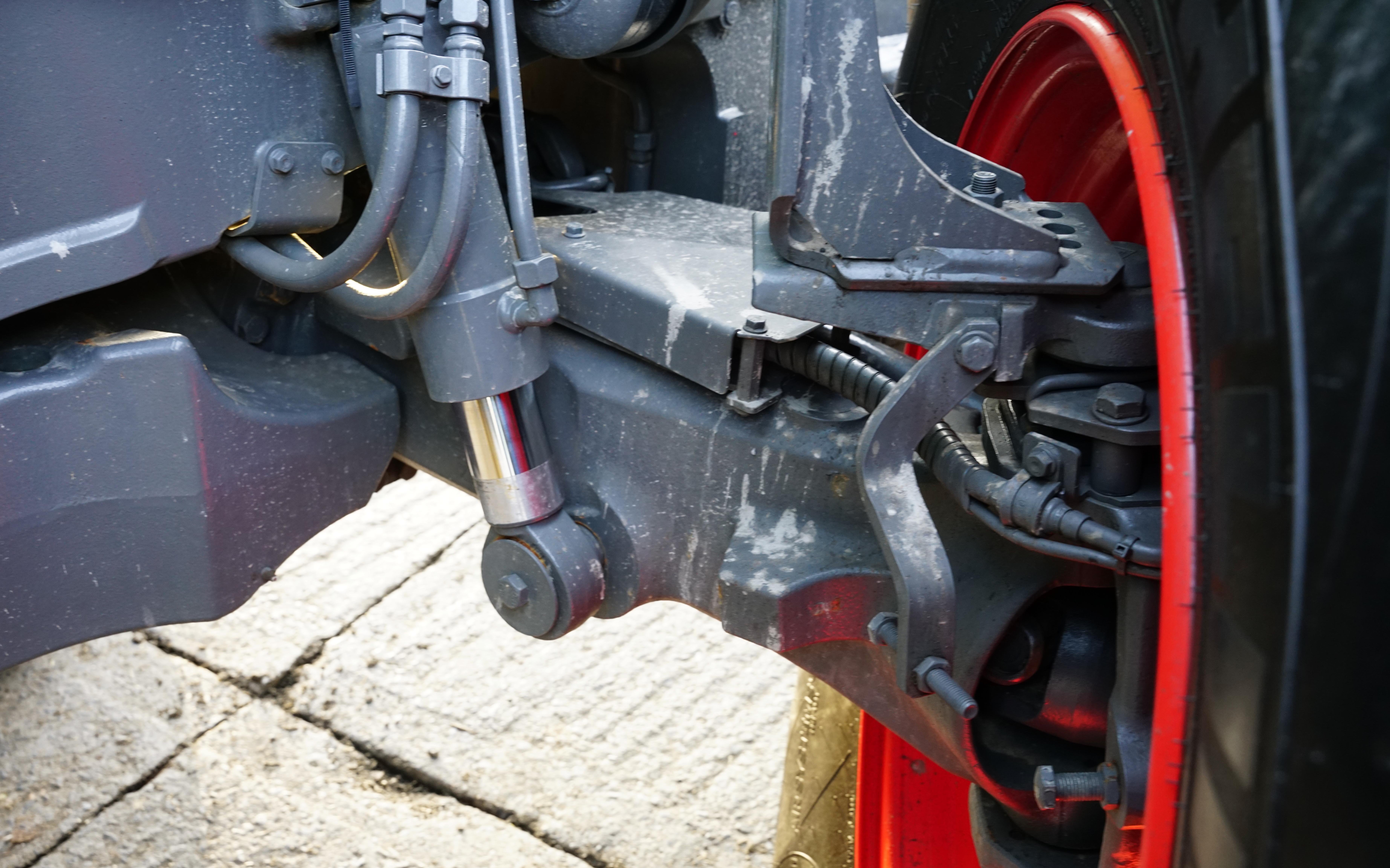Fitting the TA190 transmission to the Vario 700 called for a new front axle, although suspension is still hydraulic