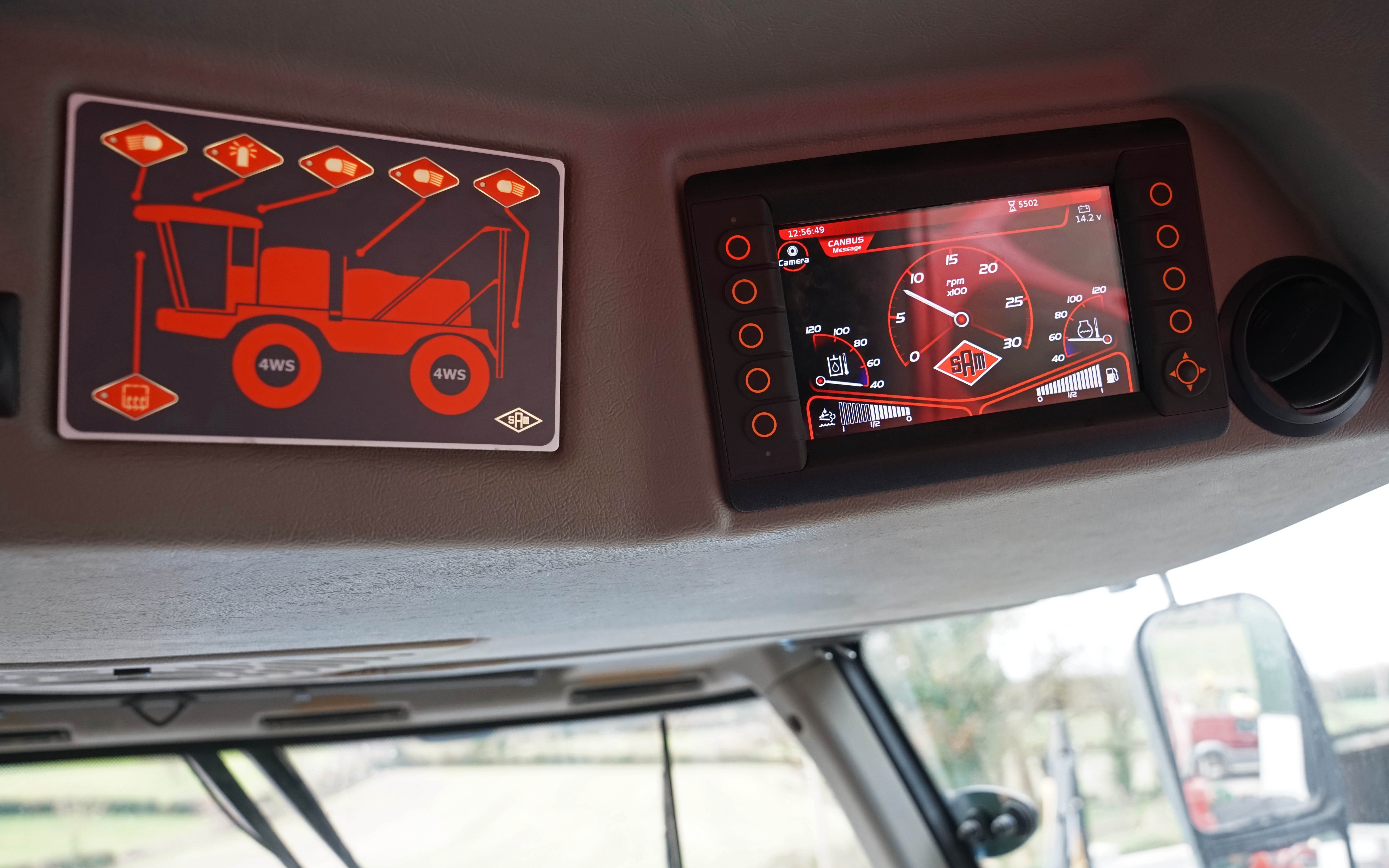Engine information is mounted up on the cab ceiling, so as not to block the driver's vision.