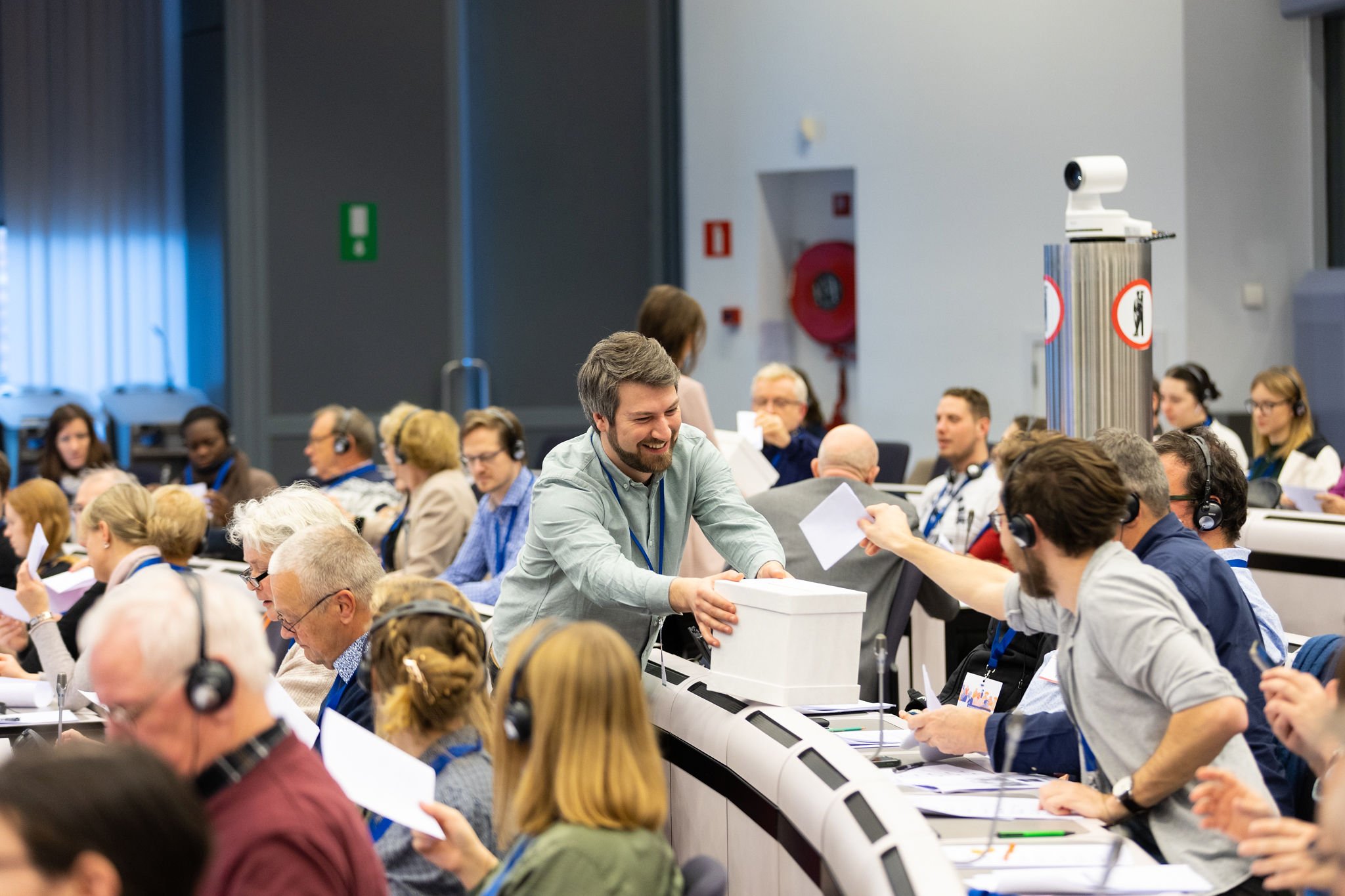 Participants in the Citizens Panel on Food Waste take part in voting at the EU Commission. Image: EU Commission