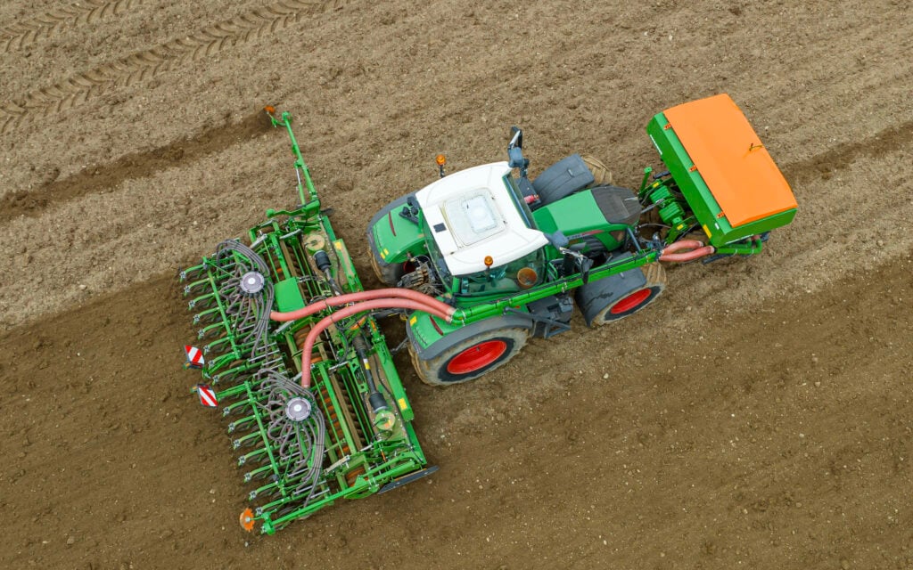 Twin distributer heads on the folding units are fed independently from the hopper