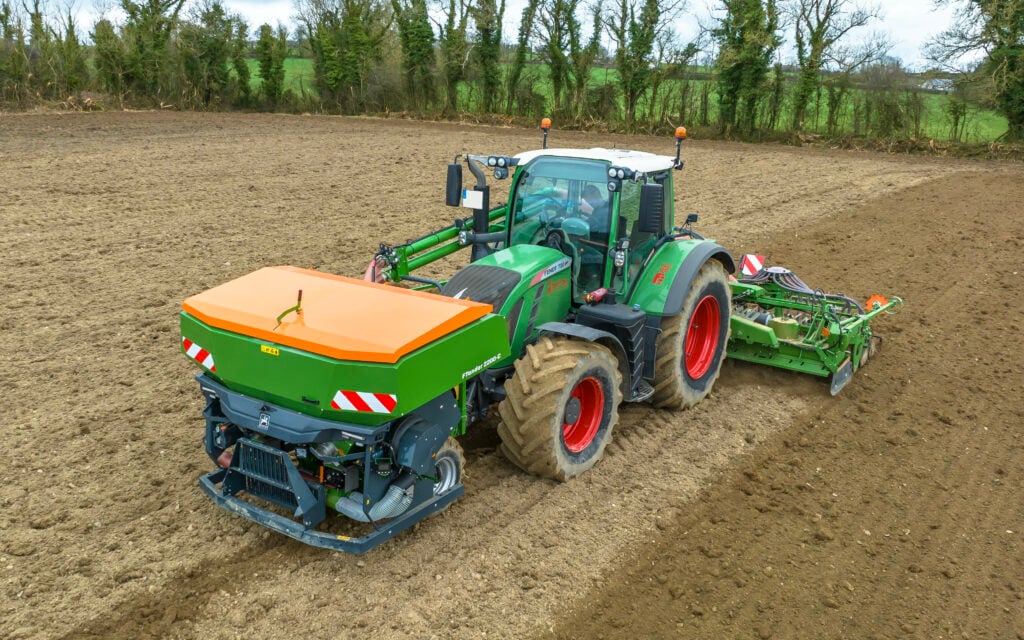 The front hopper is connected to the rear via either one or two pipes, depending on working width