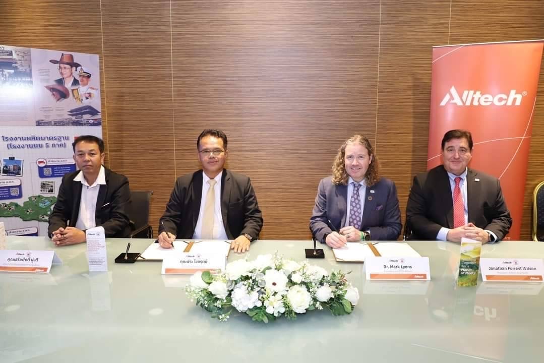 L-R: Sermsak Mungdee, chief of dairy research and development for DPO of Thailand; Peera Chairut, assistant director of DPO; Dr. Mark Lyons, president and chief executive of Alltech; and Jonathan Forrest Wilson, president of Alltech Asia Pacific Image: Alltech