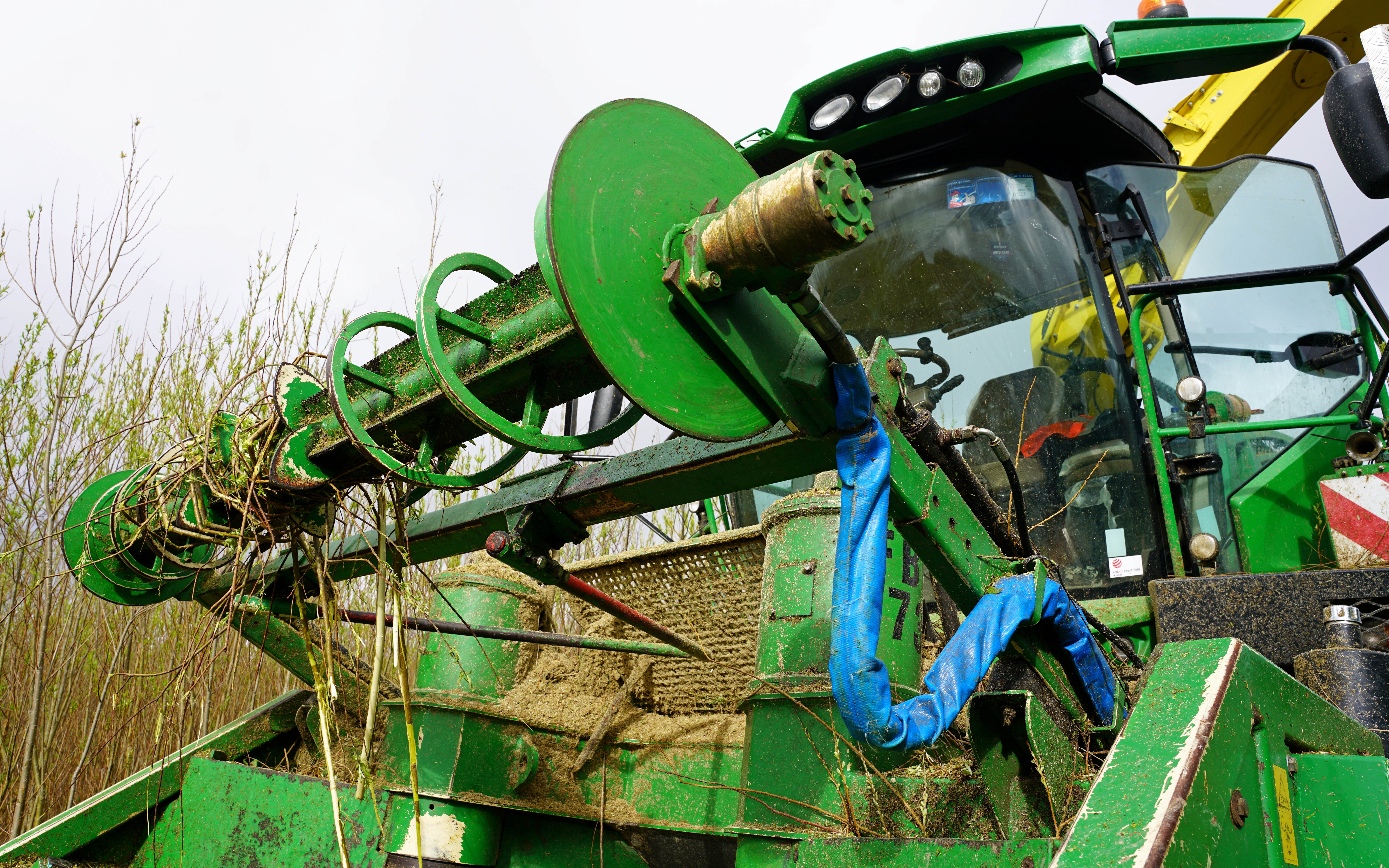A small spiral reel forces the stems to bend away from the forager so ensuring they enter the chopping cylinder base first