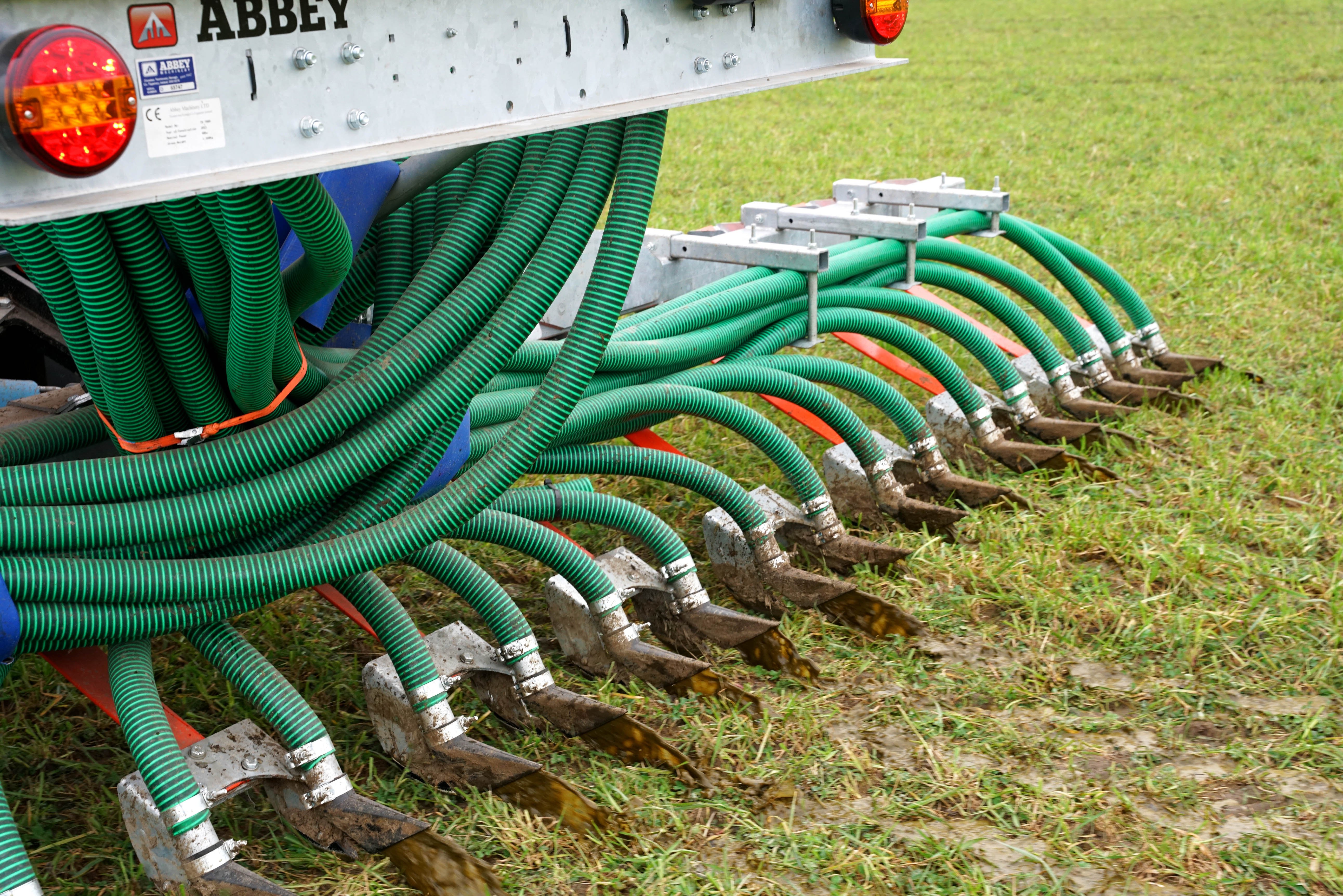 The trailing shoe can still expose a large surface area of slurry to the air if the dry matter is low