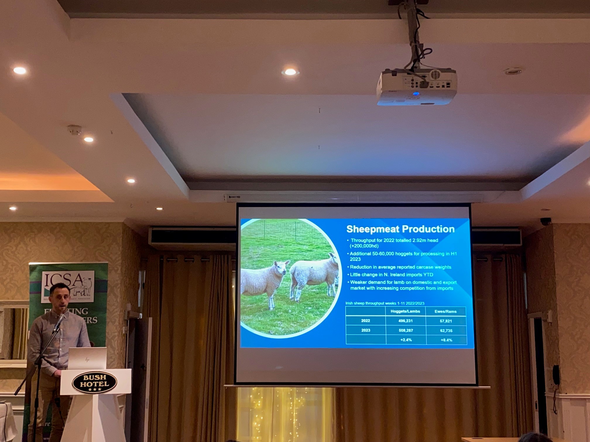 Seamus McMenamin of Bord Bia addressing farmers at the ICSA 'crisis' meeting in Carrick-on-Shannon