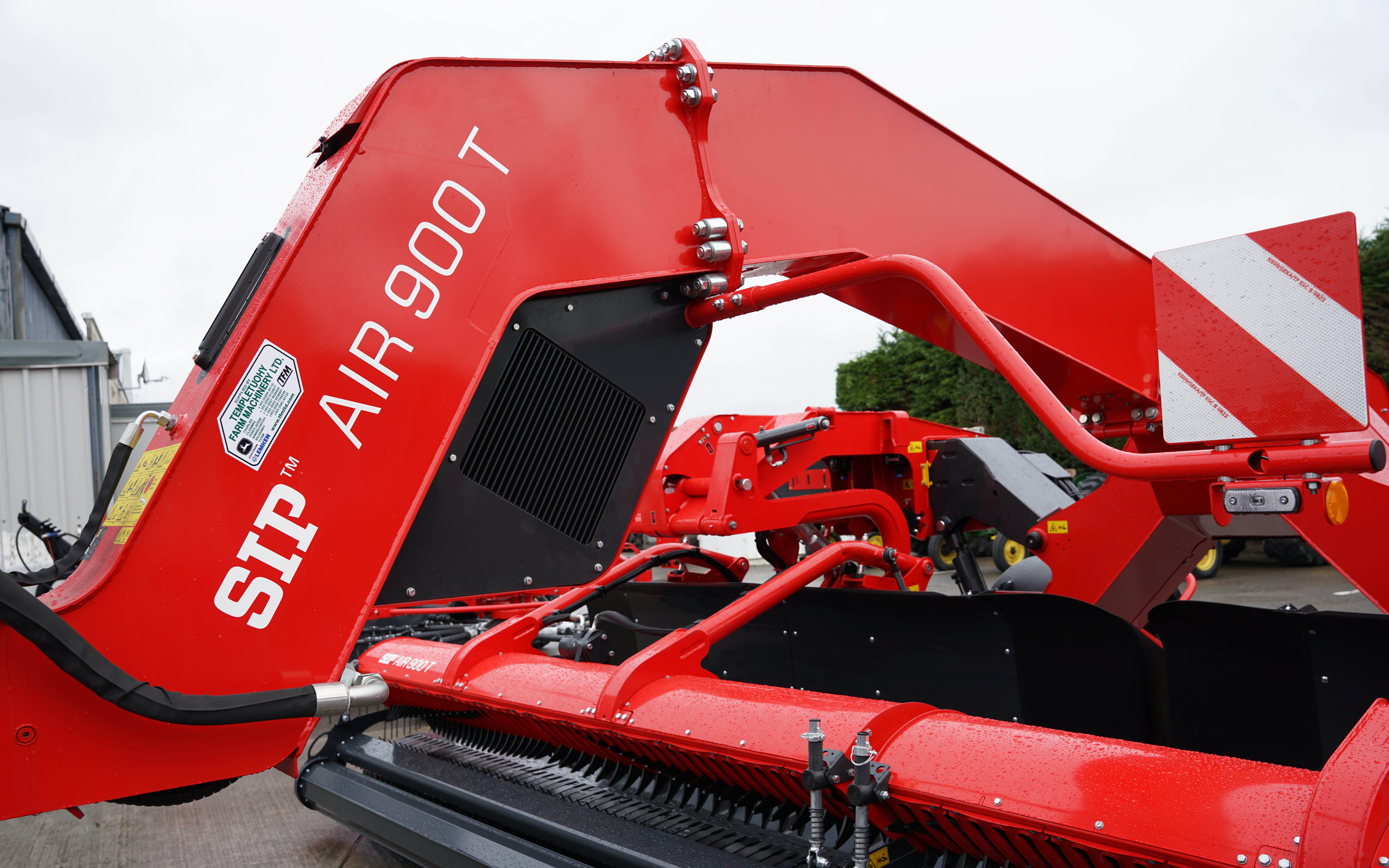 Fabricated box steel drawbar attached to the rear of the machine pushes the pick-up reels into the crop rather than dragging them through
