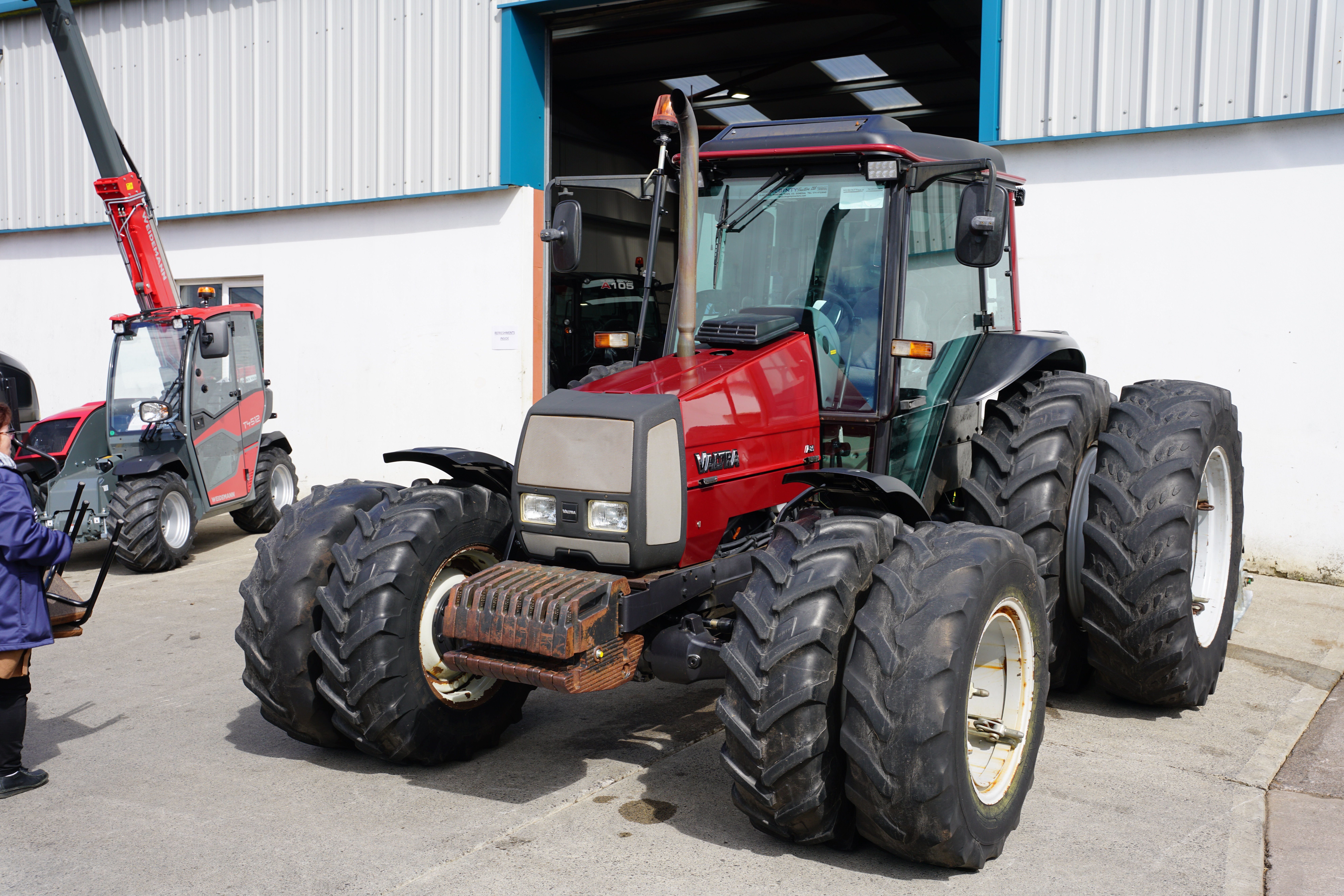 Fitted with duals for working wet land with a topper, this A85 has only 395 hours on the clock